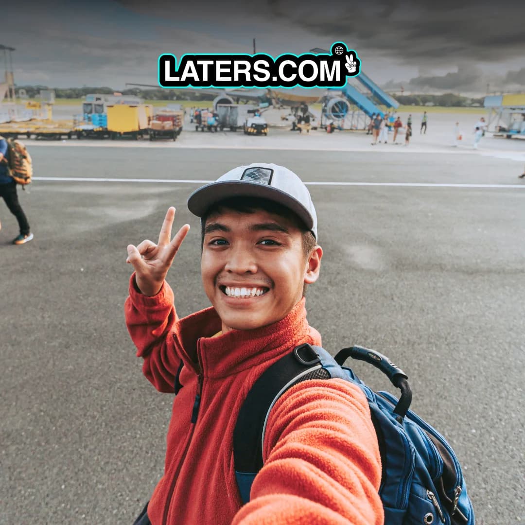 Una persona se hace un selfi antes de subir a un avión.