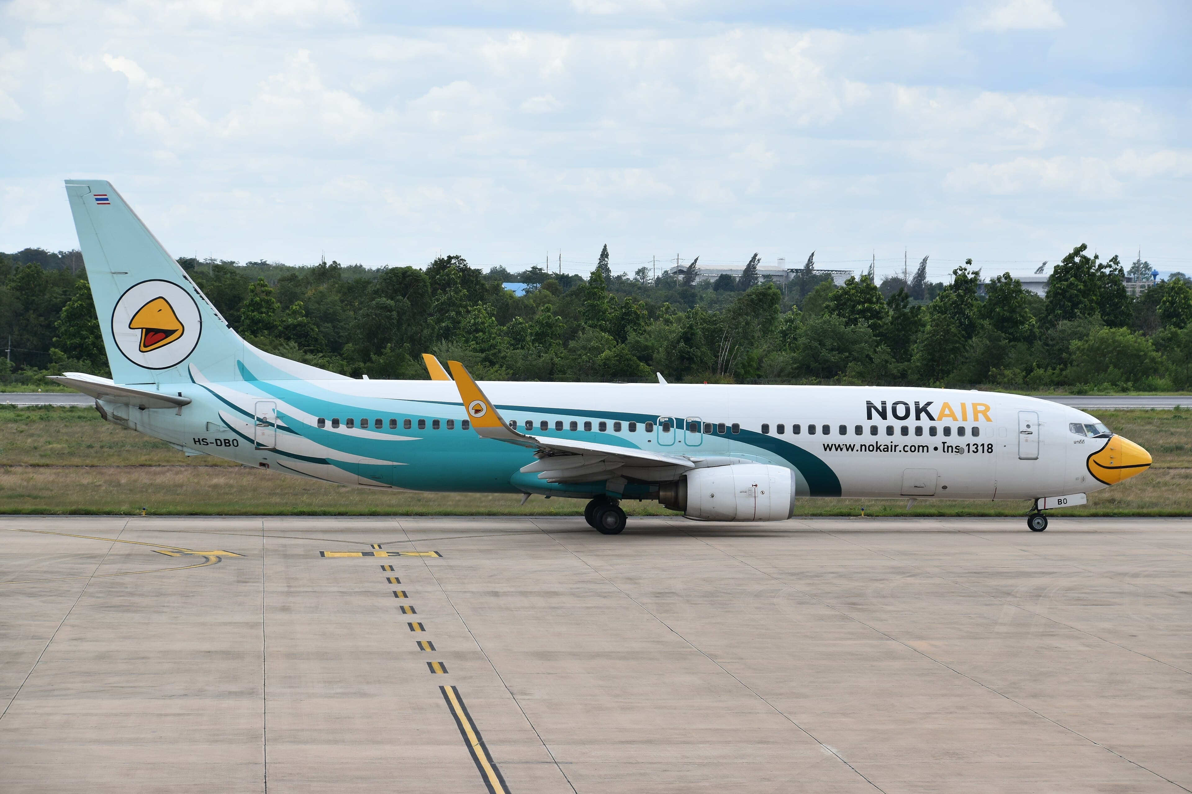 Nok Air Boeing 737-800 HS-DBO ငှက်ပုံ အရောင်ဆိုးထားသော လေယာဉ် ခွန်ကဲန် လေဆိပ်ရှိ လေယာဉ်လမ်းပေါ်တွင် ခရီးဆက်နေသည်