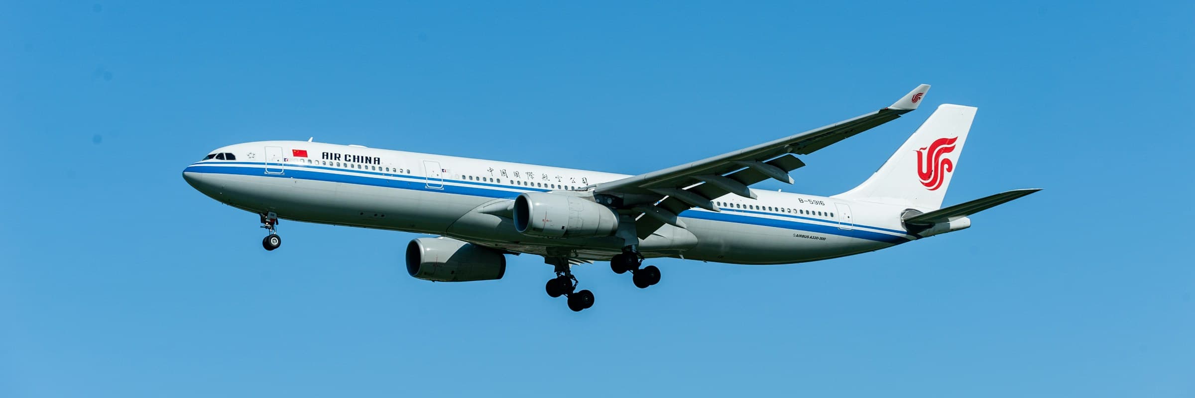 Air China空客A330在晴朗的蓝天下飞行
