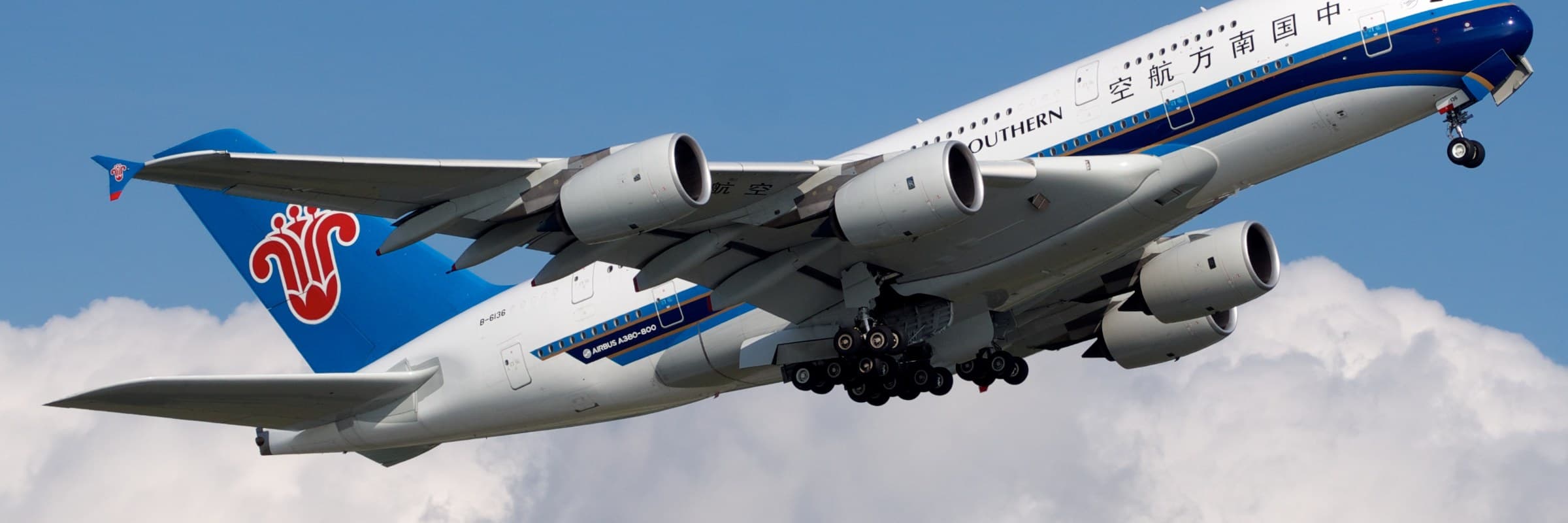 China Southern Airlines Airbus A380 im Steigflug vor blauem Himmel