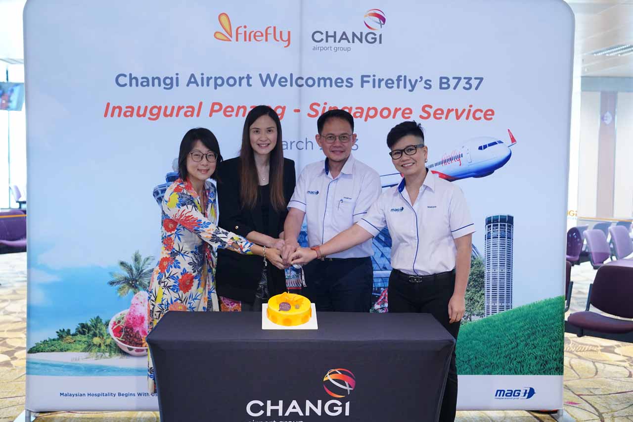 싱가포르 창이 공항으로 향하는 Firefly 취항 첫 항공편