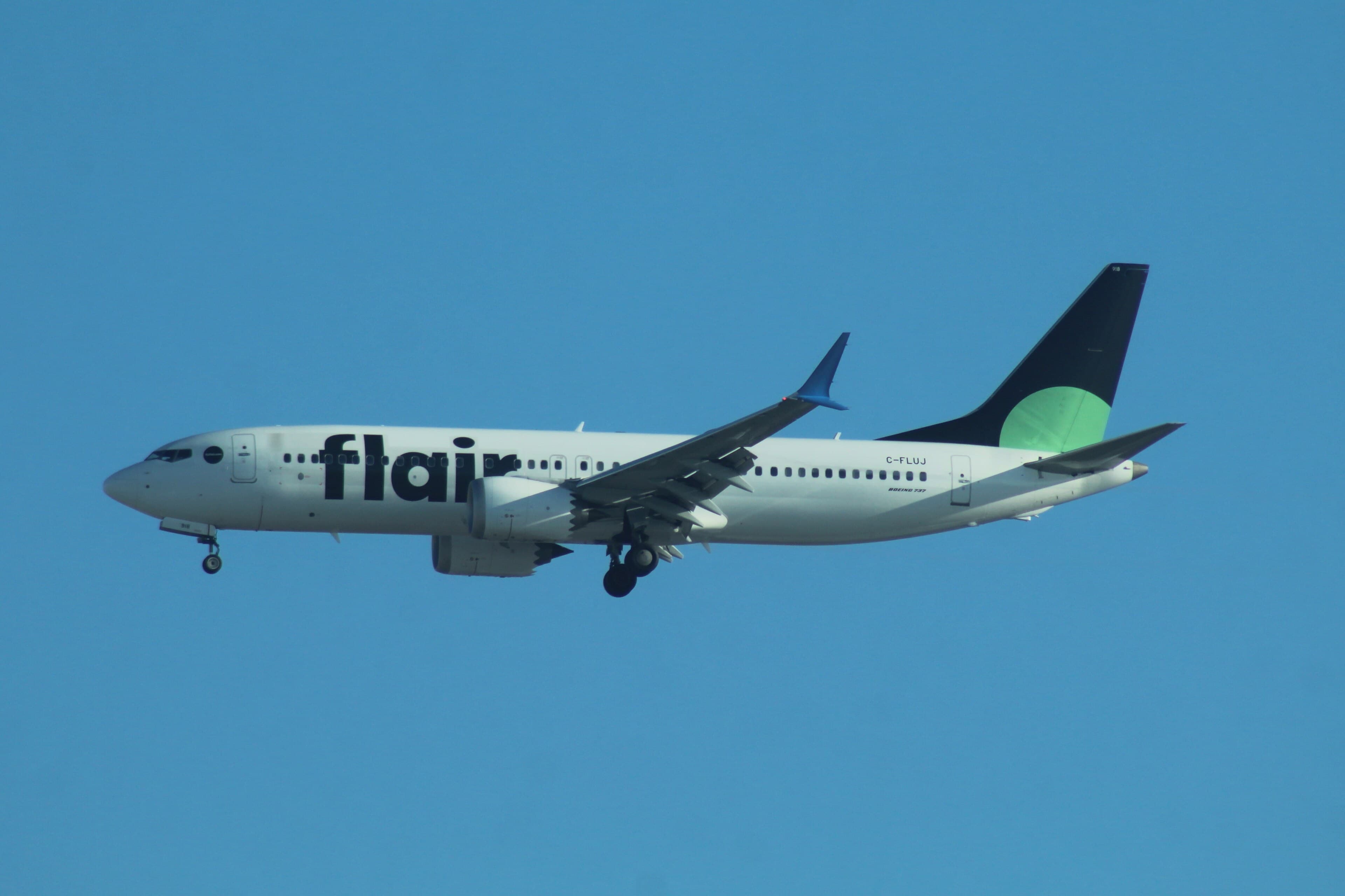 طائرة Flair Airlines من طراز Boeing 737 MAX 8 تحلق فوق لوس أنجلوس