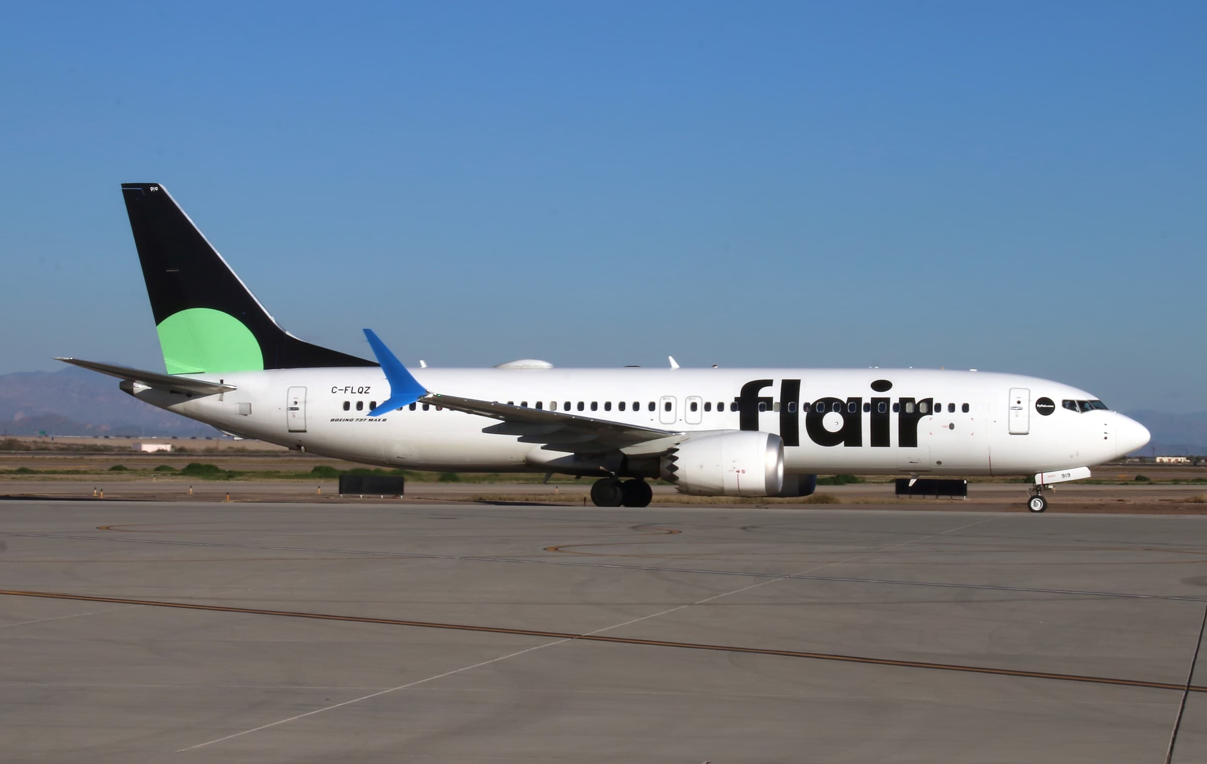 طائرة Flair Airlines من طراز Boeing 737 MAX 8 تسير على ممر الخدمة في مطار فينيكس-ميسا غيتواي