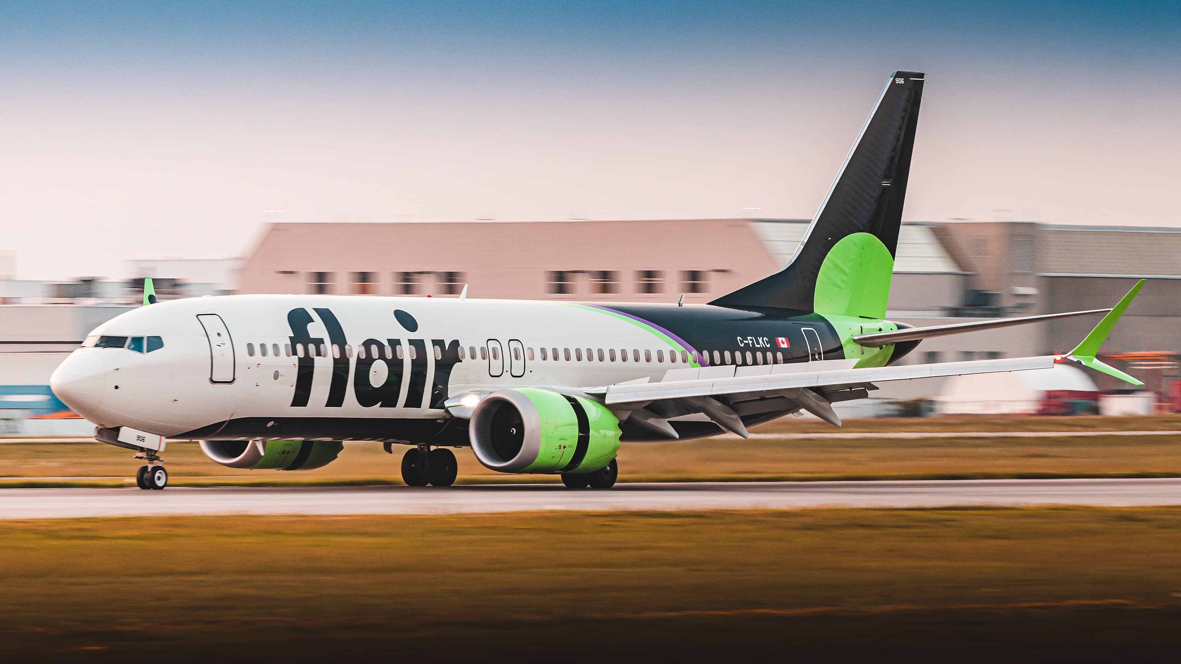 طائرة Flair Airlines من طراز Boeing 737 MAX 8 على المدرج