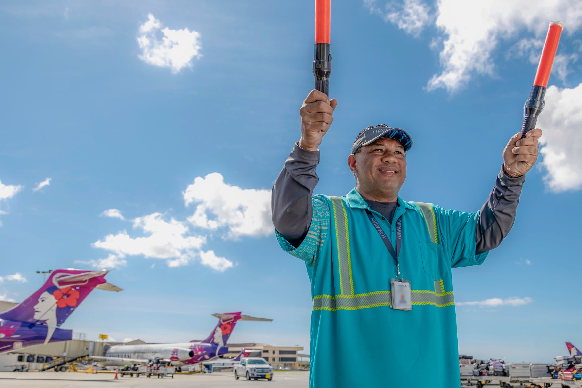 Hawaiian Airlines 地勤人員在飛機旁工作