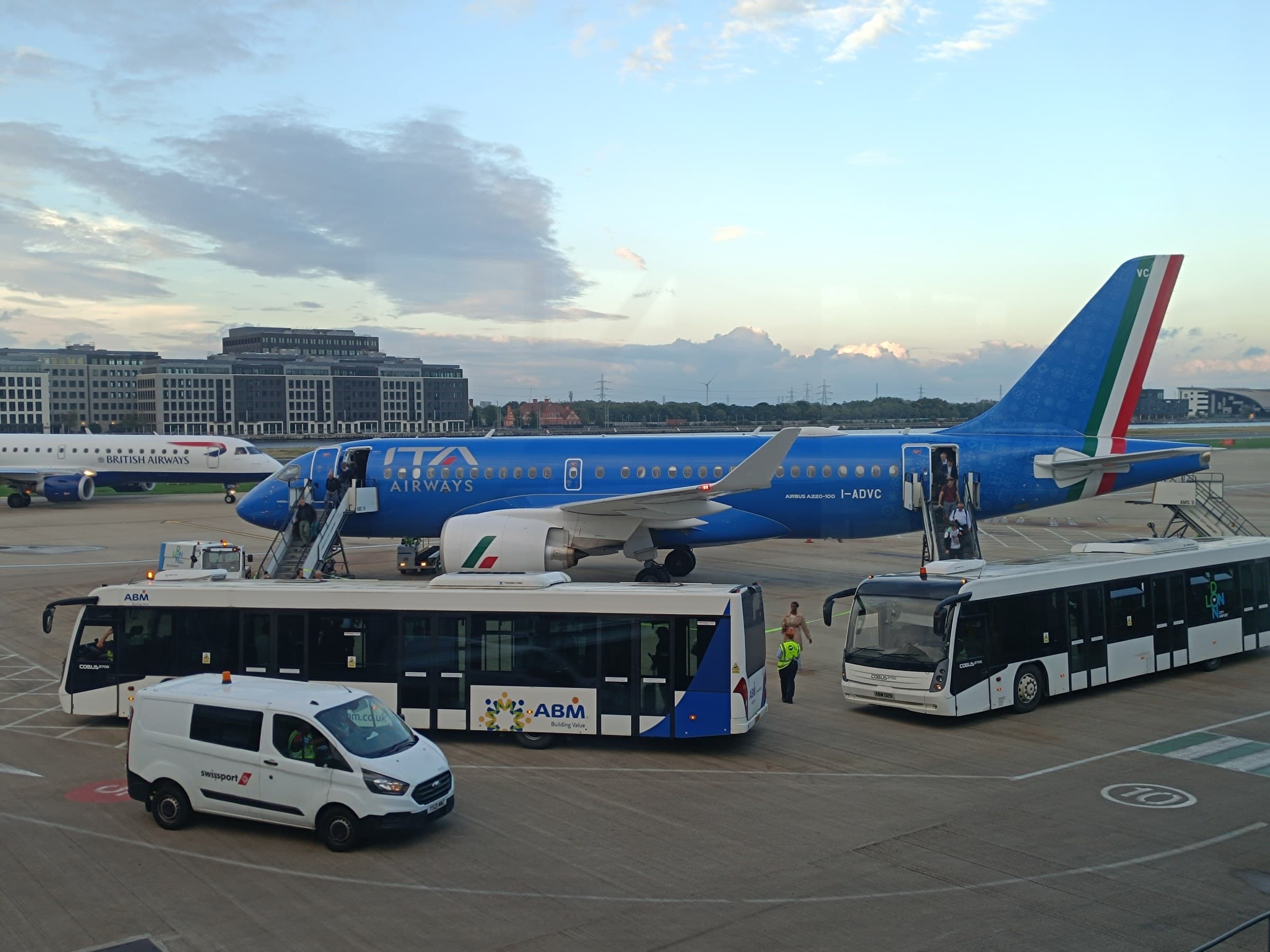 Airbus A220-100 da ITA Airways (I-ADVC) estacionado na placa do Aeroporto de Londres-City