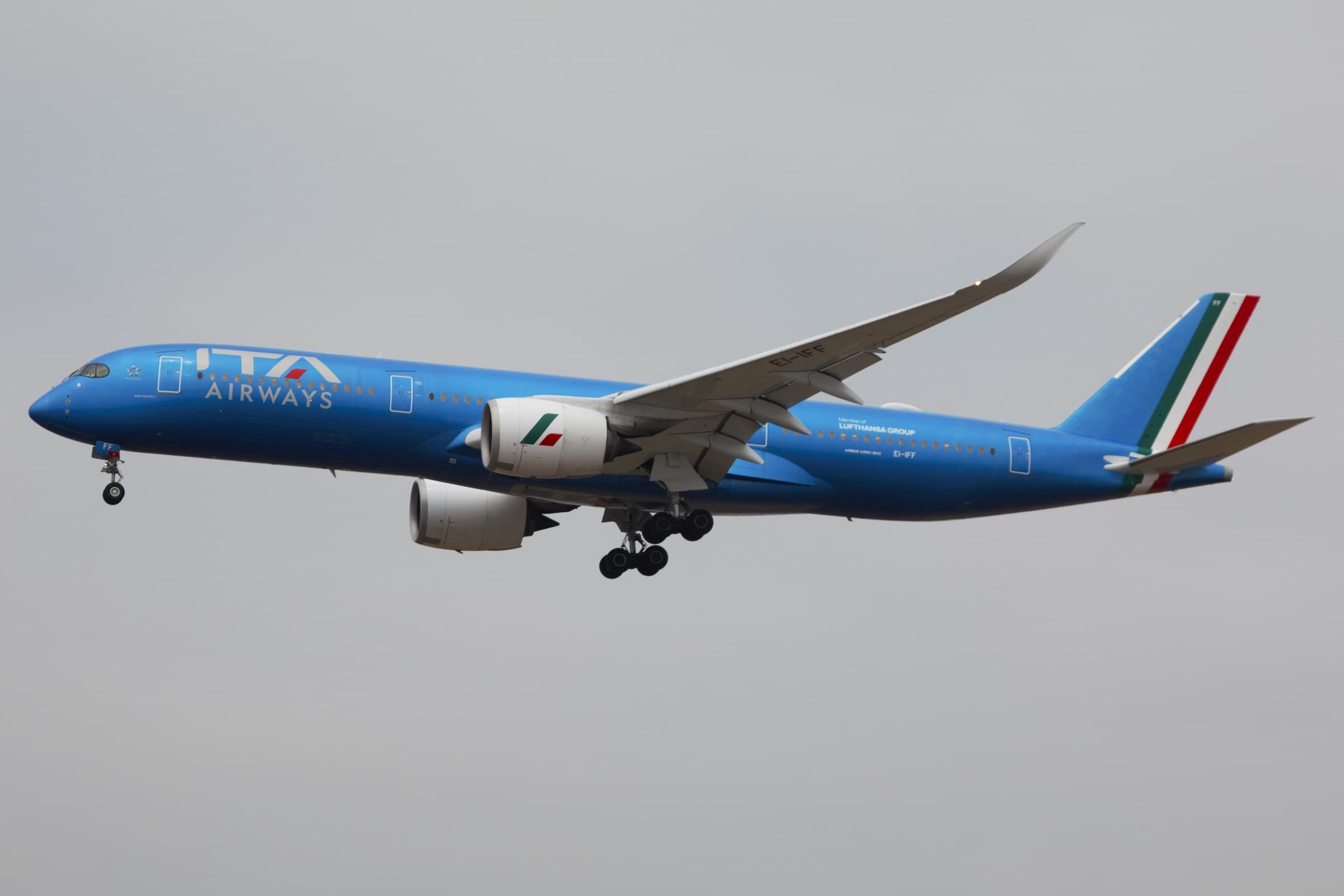 Airbus A350-900 da ITA Airways (EI-IFF), com libré azul, em aproximação ao Aeroporto Internacional de Los Angeles