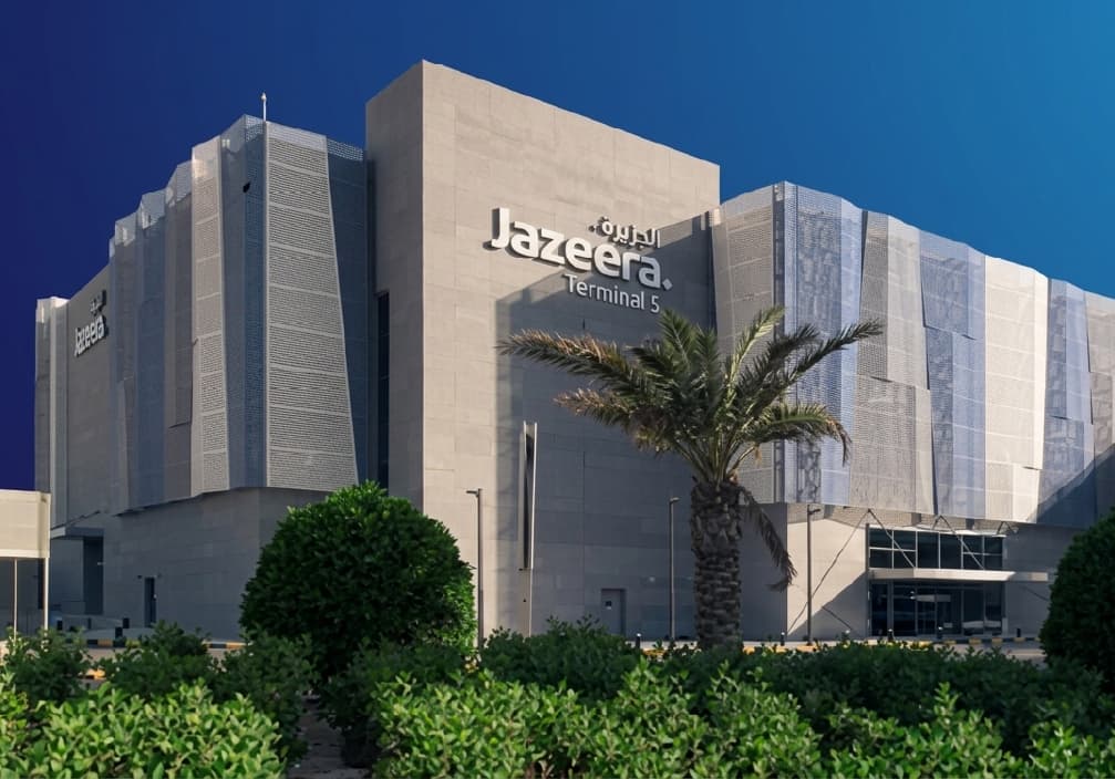 位於科威特國際機場的 Jazeera Airways 第5航廈大樓，前方有棕櫚樹