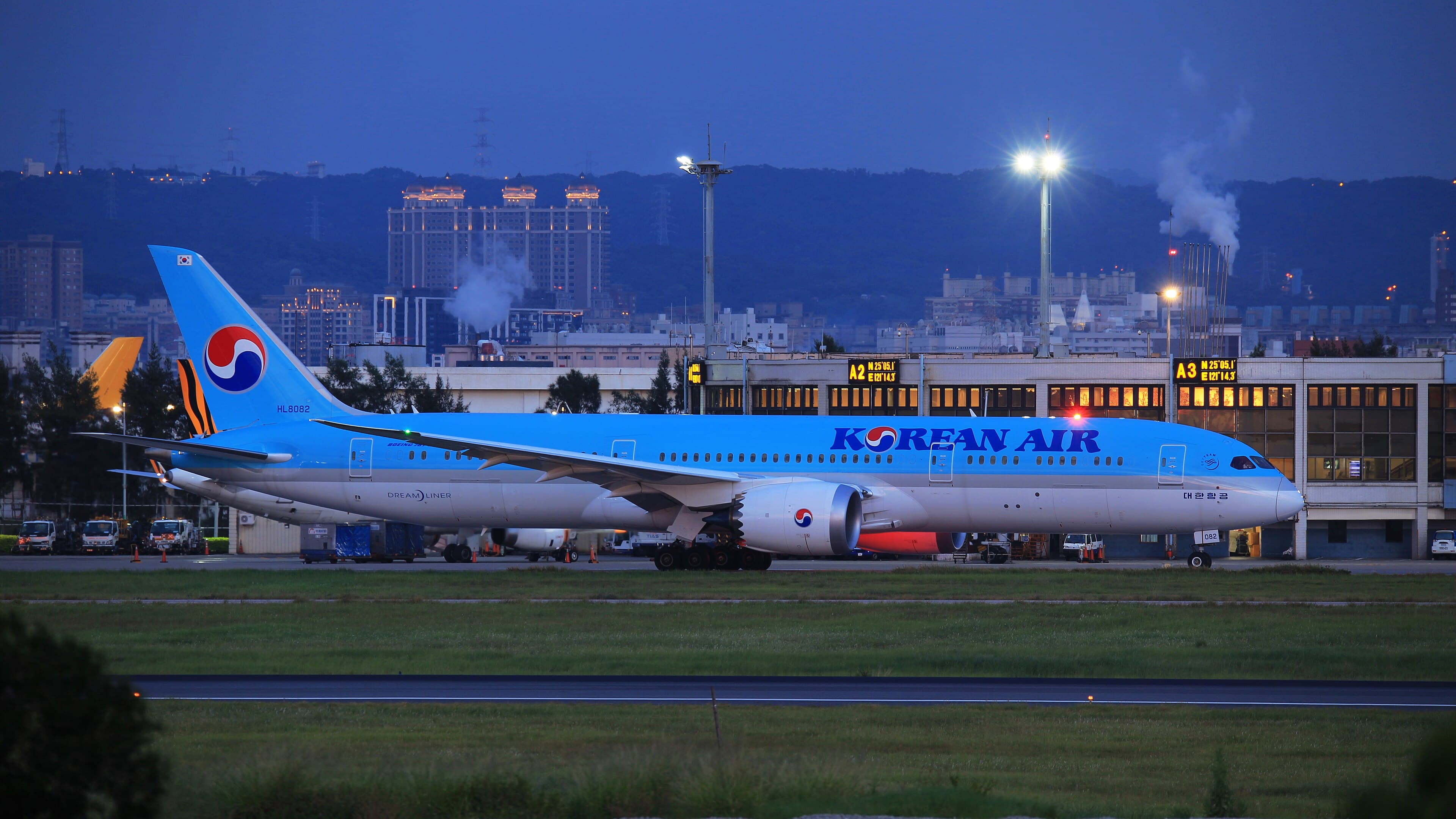 Boeing 787-9 Dreamliner da Korean Air HL8082 taxiando no Aeroporto Internacional de Taoyuan, em Taipé