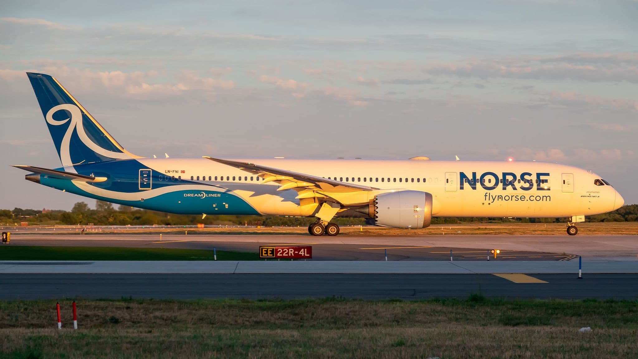 Norse Atlantic Airways Boeing 787-9 LN-FNI on its take-off roll at New York JFK at dusk