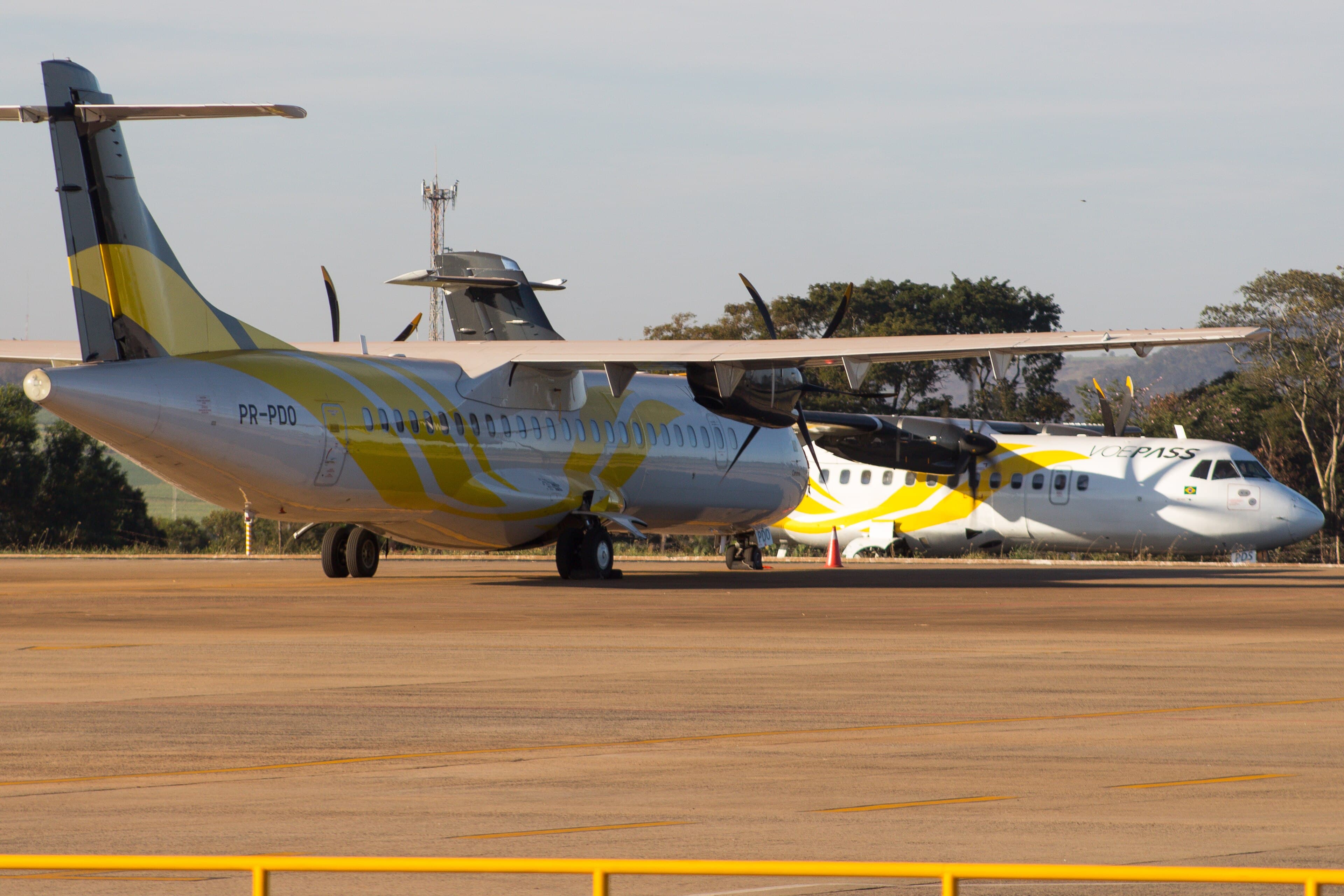 طائرة Voepass من طراز ATR 72-600 بالتسجيل PR-PDO متوقفة في ساحة وقوف الطائرات
