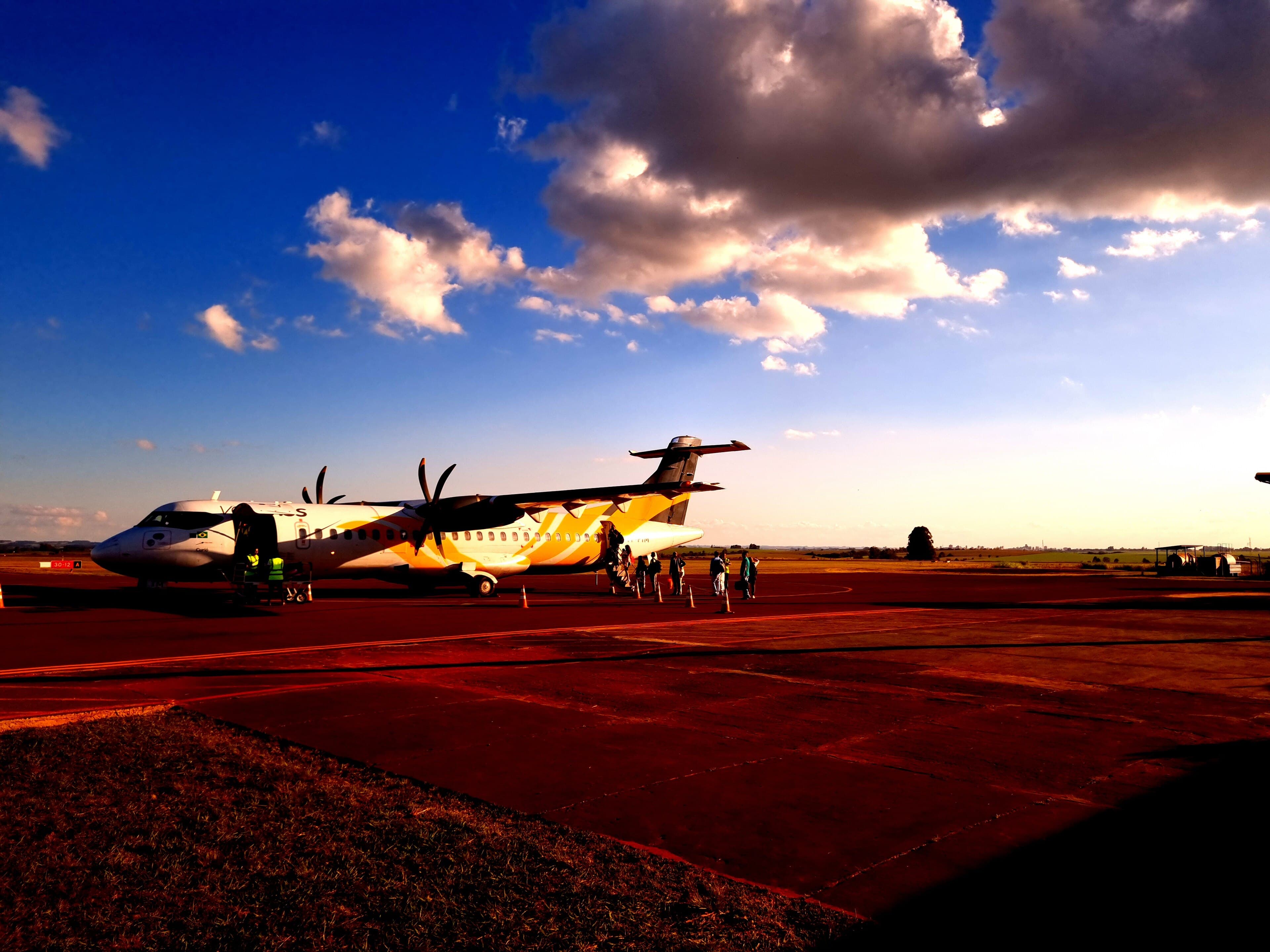 طائرة Voepass من طراز ATR 72 في ساحة وقوف الطائرات بمطار سانتو أنجيلو عند غروب الشمس