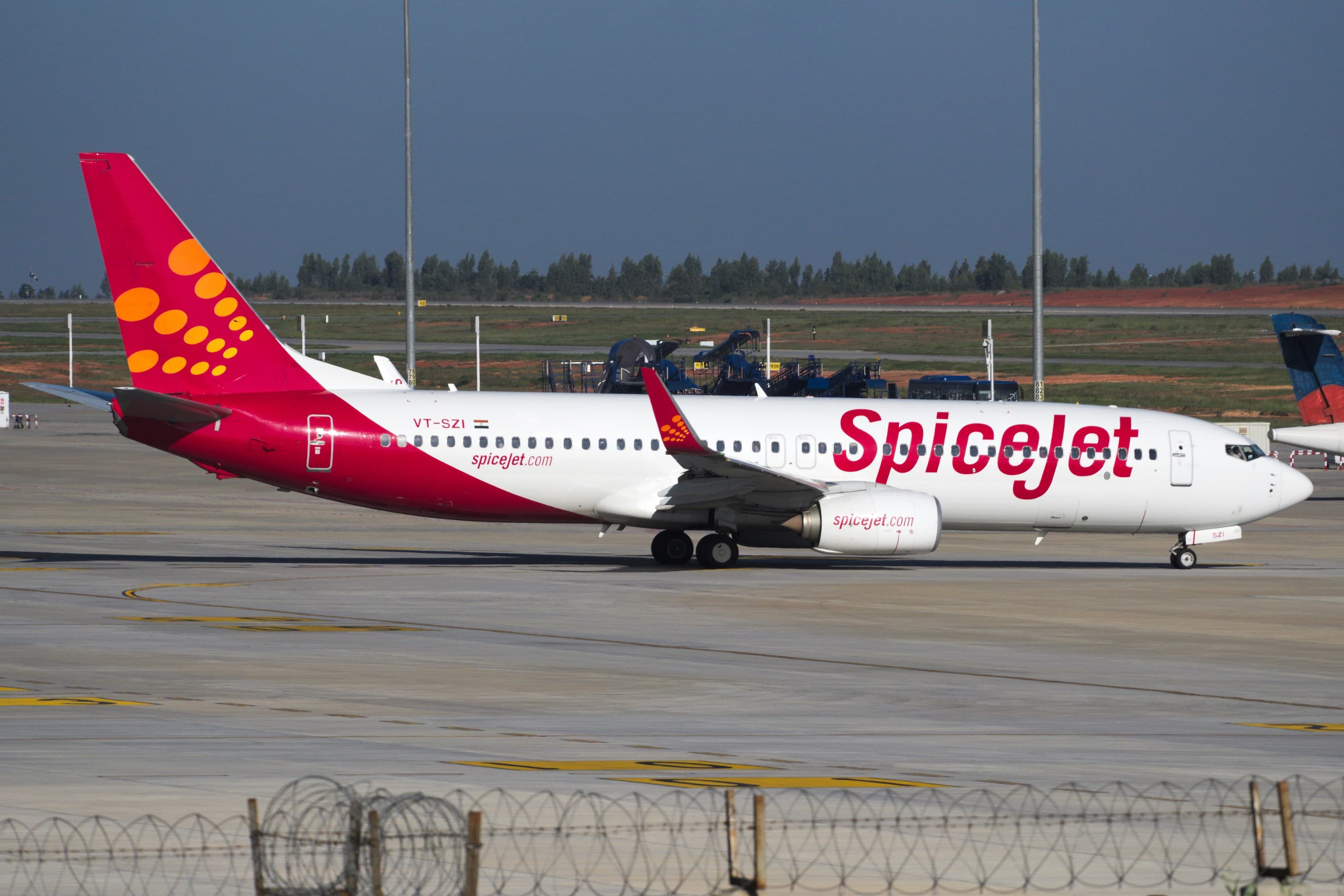 طائرة SpiceJet من طراز Boeing 737-800 برقم التسجيل VT-SZI في مطار كيمبيغودا الدولي ببنغالورو