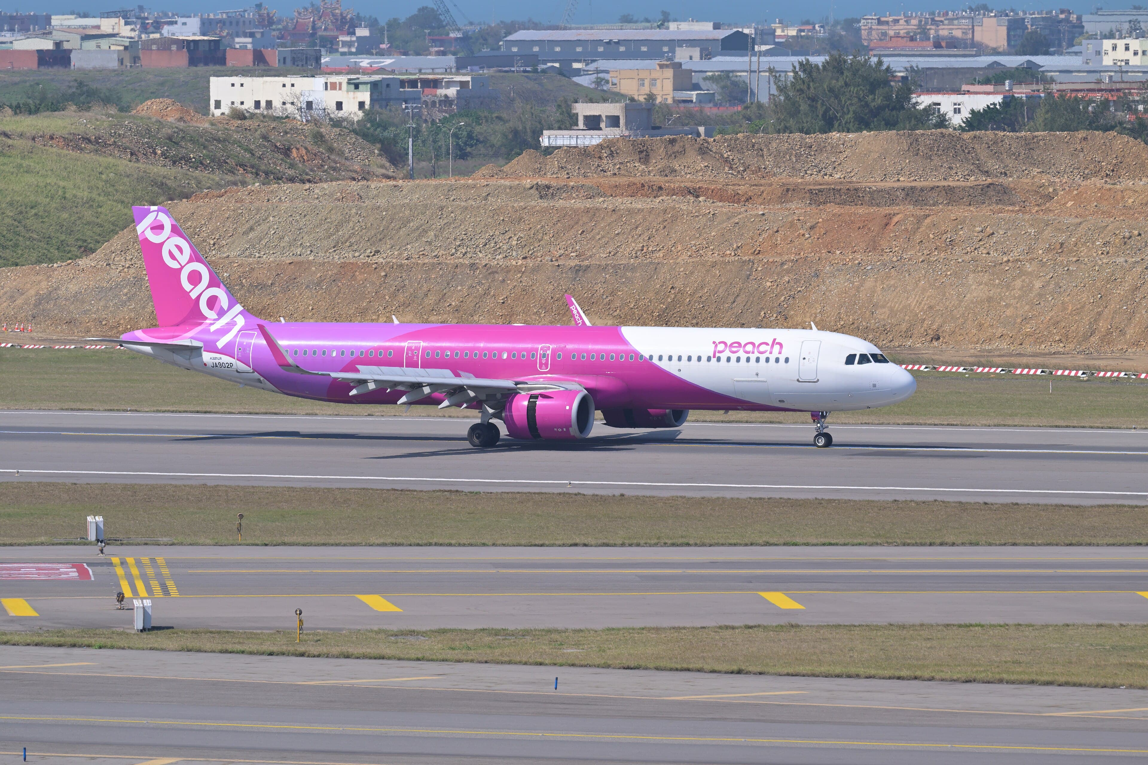 Peach Aviation Airbus A321neo JA902P landing at Taiwan Taoyuan International Airport