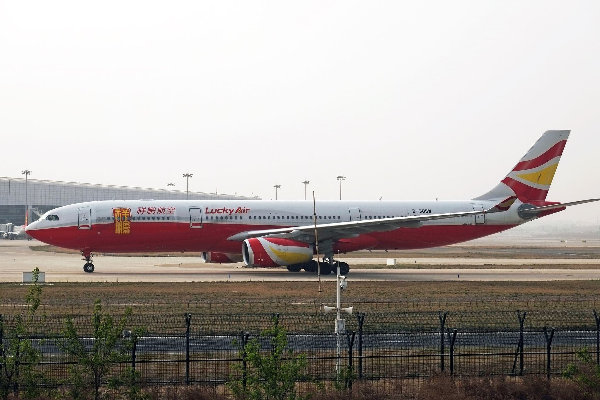 Lucky Air aircraft B-305W at Zhengzhou Xinzheng International Airport