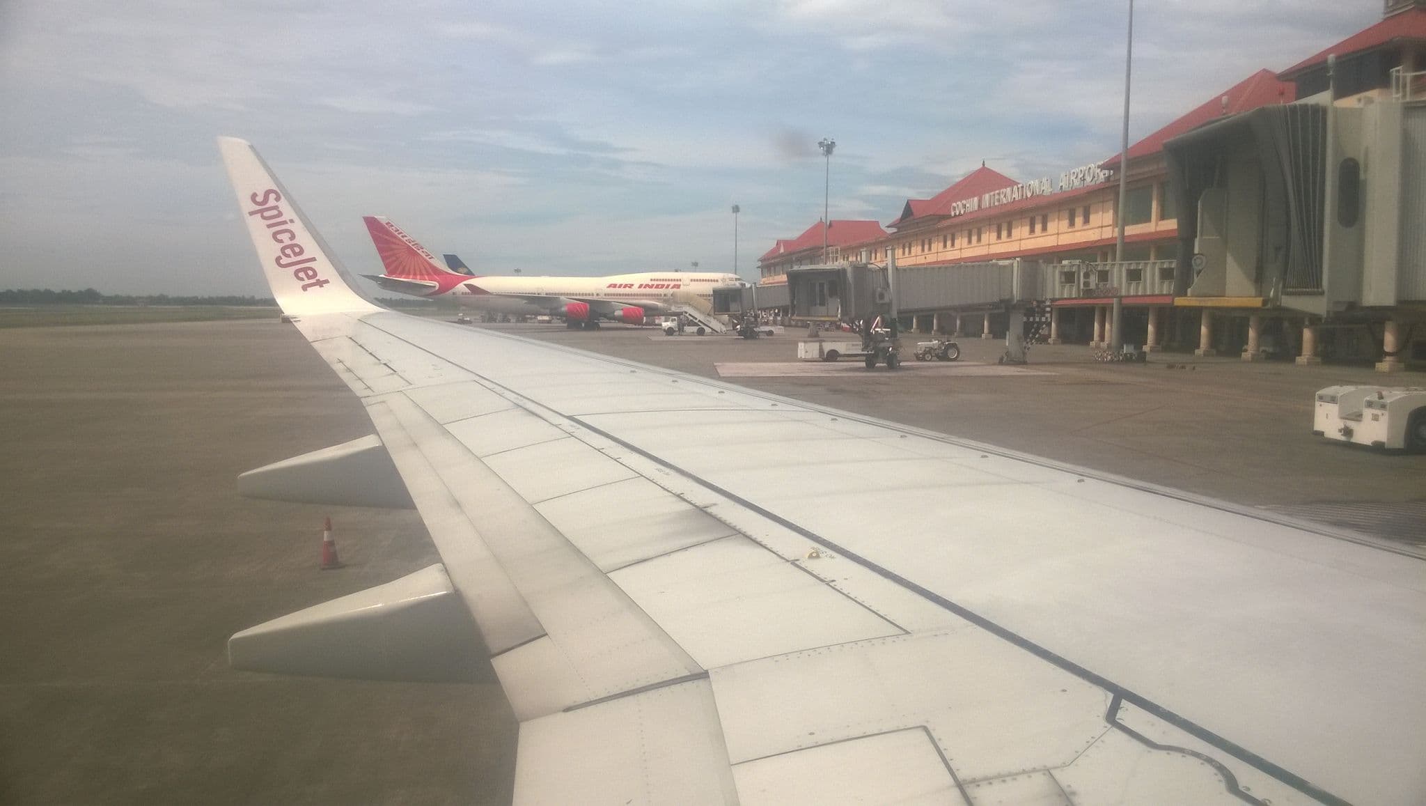 ကိုချင်နိုင်ငံတကာလေဆိပ်တွင် ရှိသော SpiceJet လေယာဉ်၏ တောင်ပံအပေါ်မှ မြင်ကွင်း