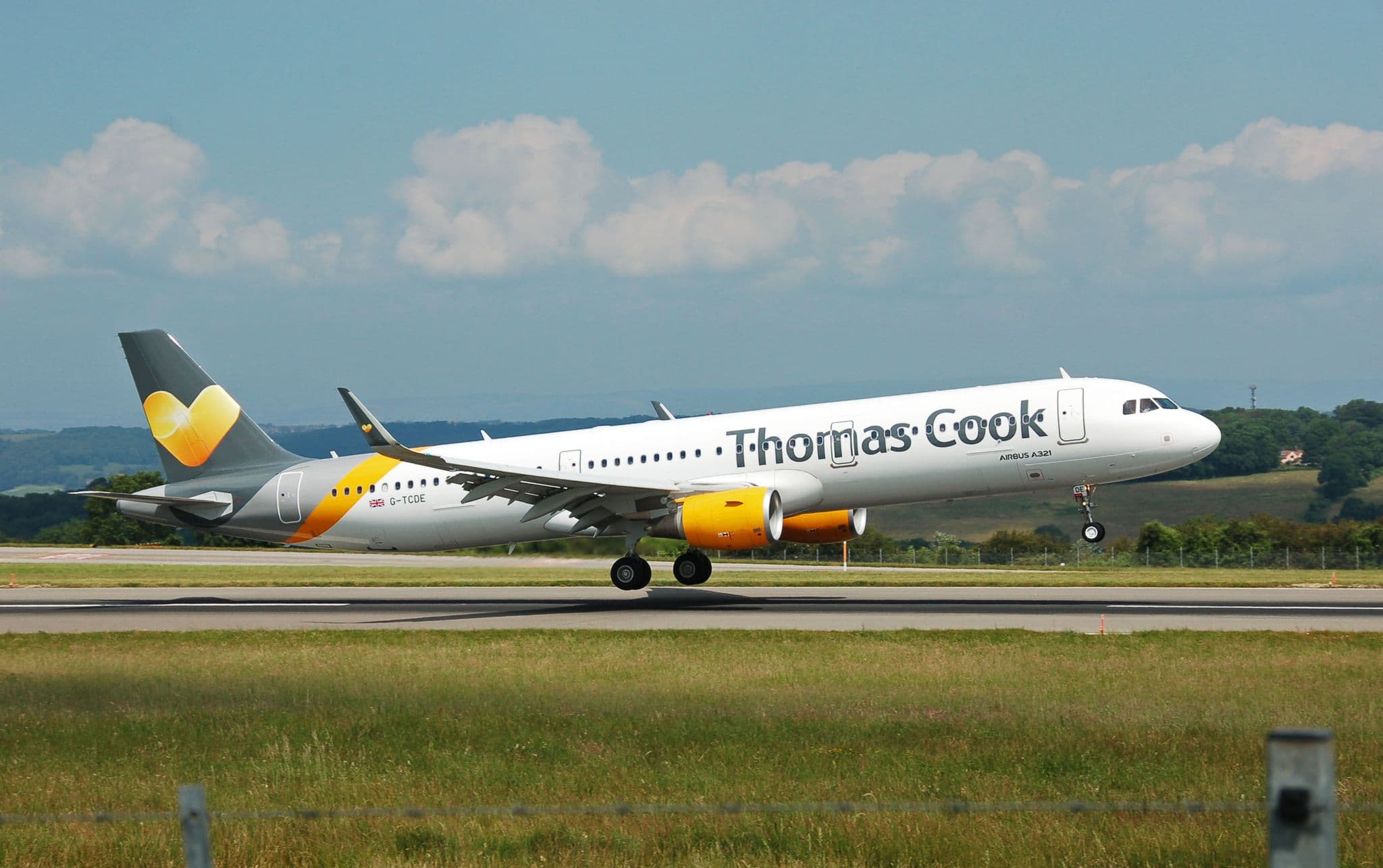 Thomas Cook Airlines Airbus A321 G-TCDE mendarat di Lapangan Terbang Bristol