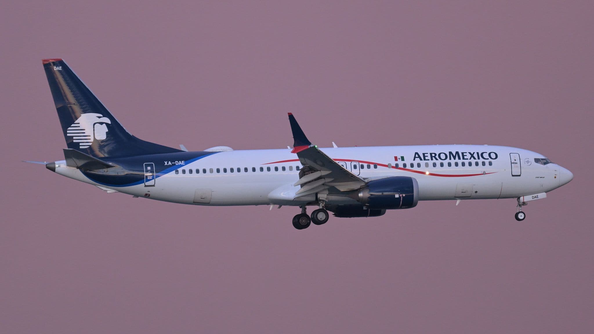 Aeroméxico Boeing 737-8 MAX XA-DAE on final approach to Boston Logan at dusk