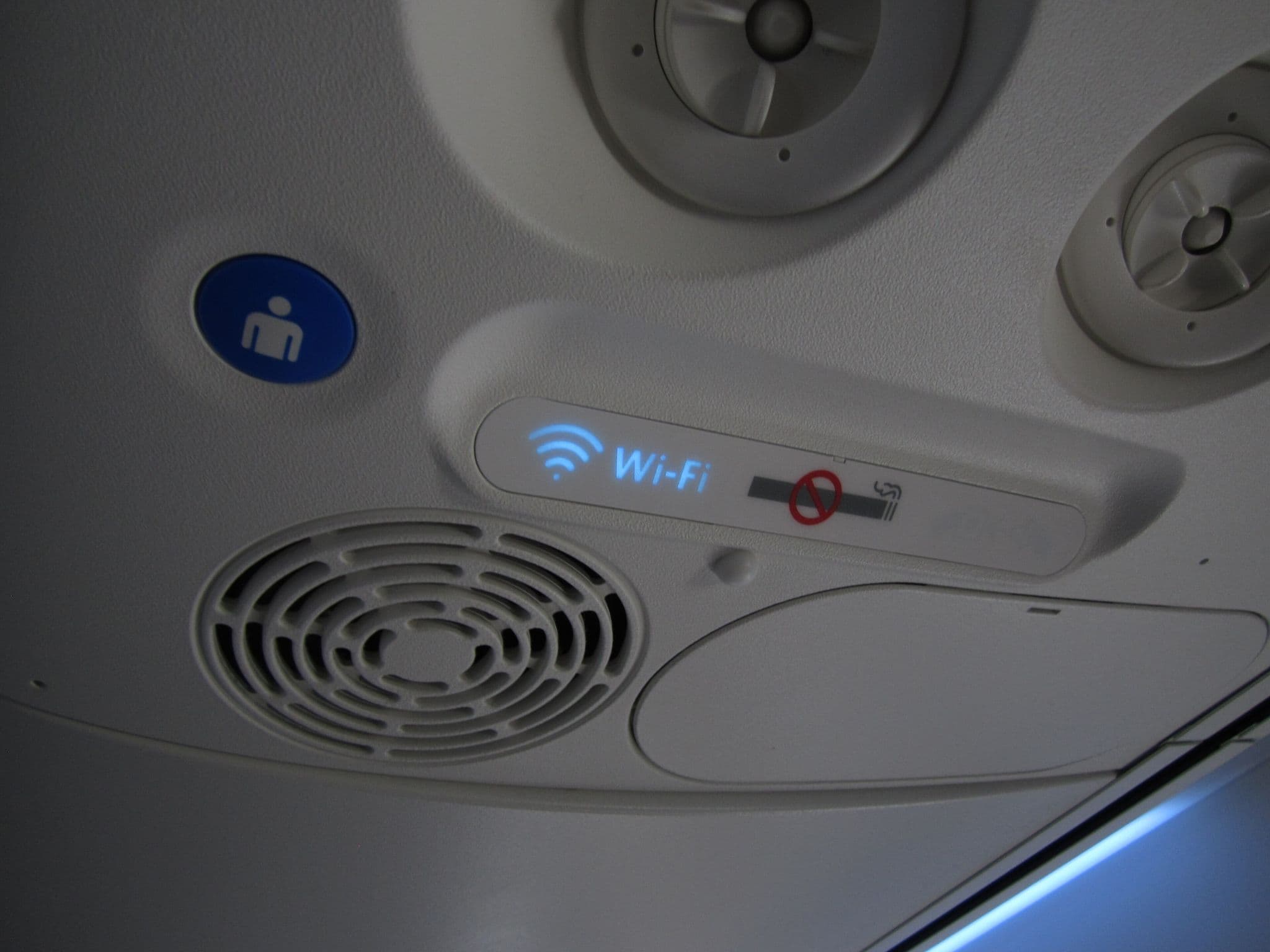 Wi-Fi availability light lit on the overhead panel of an Aeroméxico Boeing 737 MAX cabin