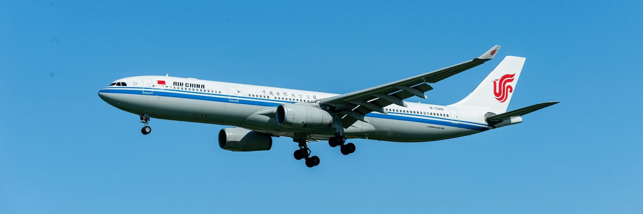 Airbus A330 de Air China en vuelo sobre un cielo azul despejado