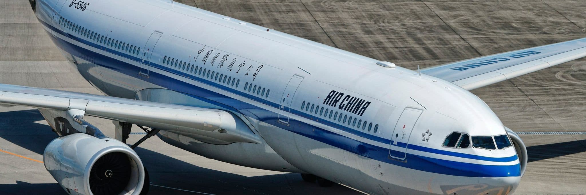Airbus A330 de Air China rodando por la plataforma