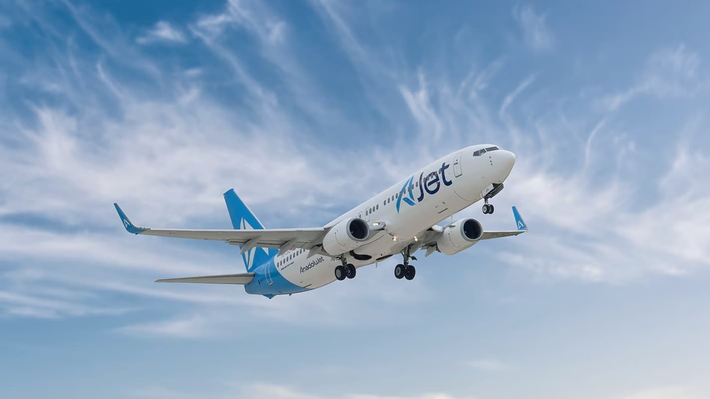 Boeing 737 da AJet subindo após a decolagem contra um céu azul