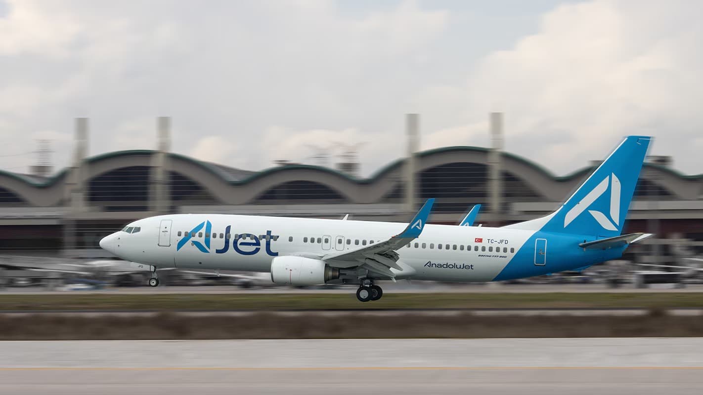 Boeing 737 da AJet na pista, em frente ao terminal de um aeroporto