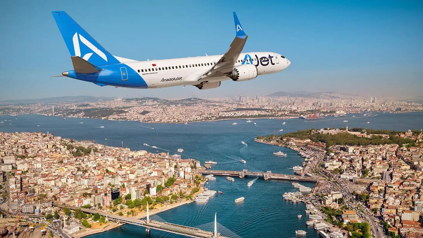Boeing 737 da AJet em voo sobre Istambul e o Corno de Ouro