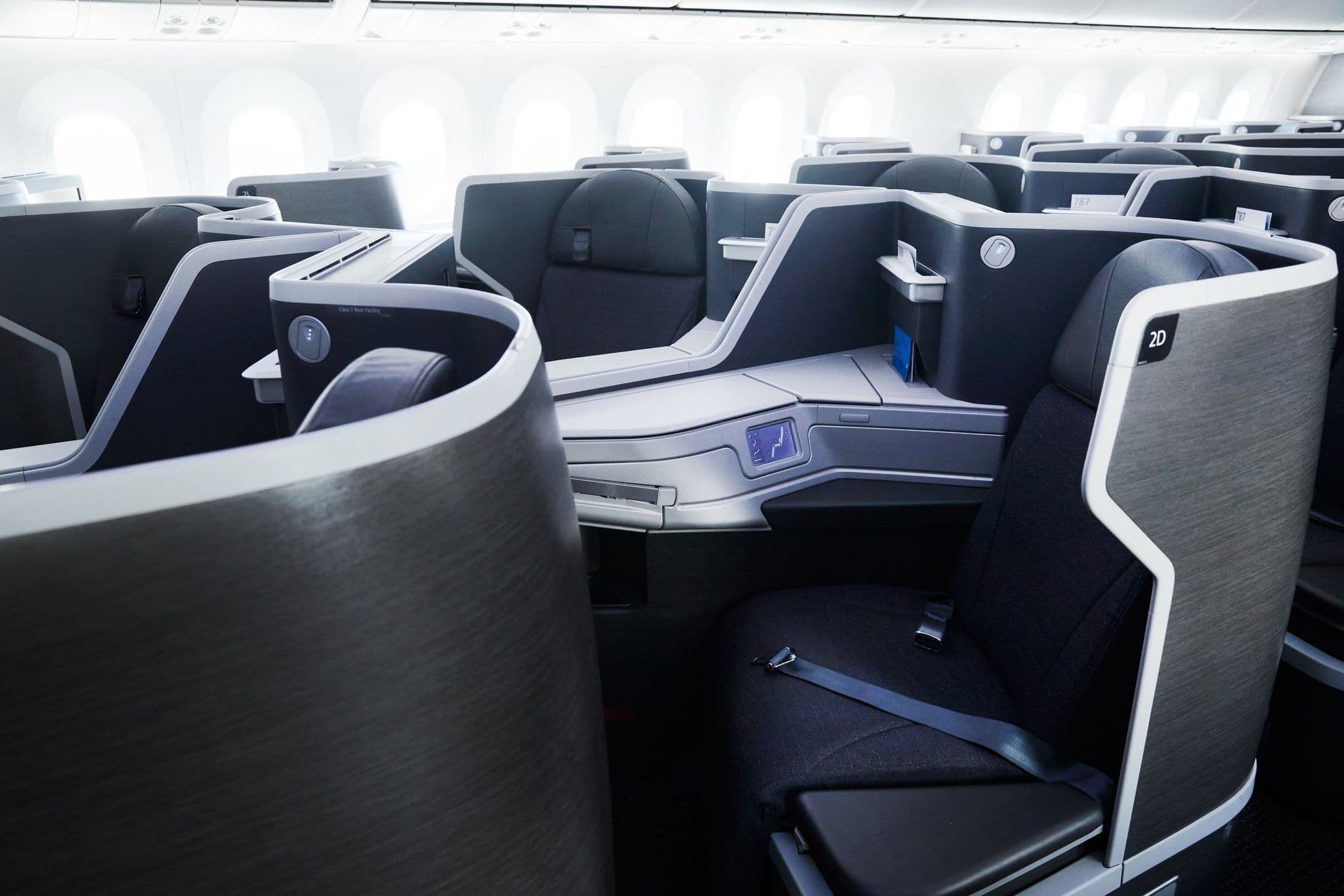 宽体飞机上的 American Airlines 旗舰商务舱全平躺座椅