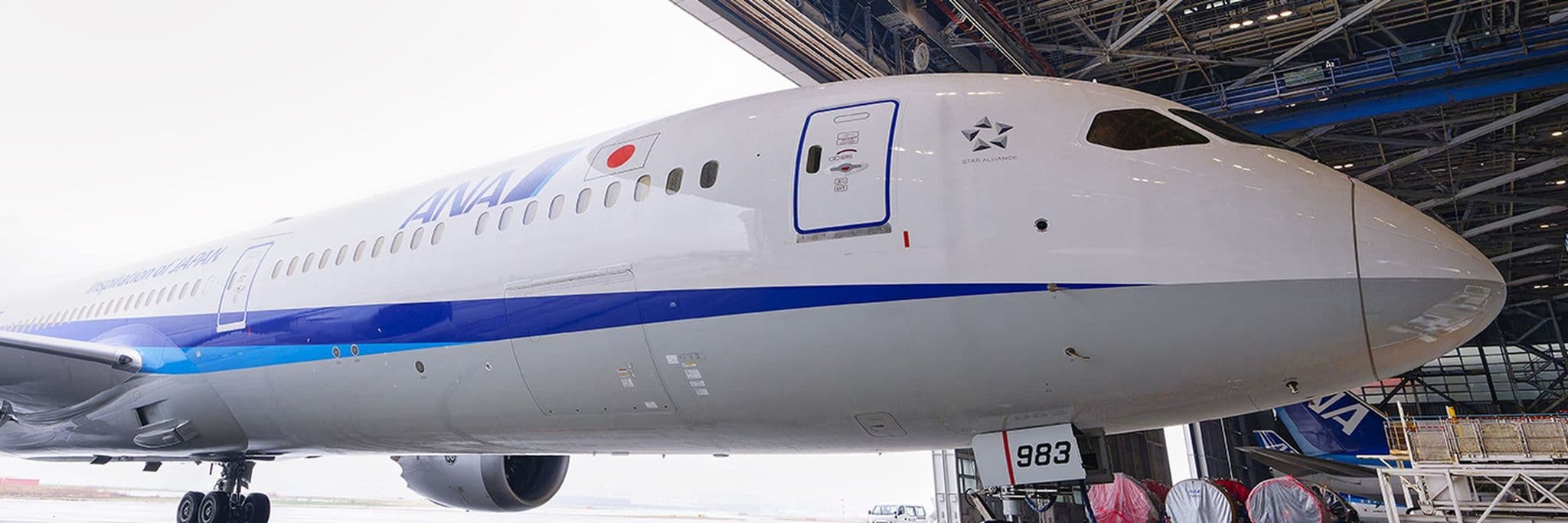 ANA Boeing 787 လေယာဉ် ပြုပြင်ထိန်းသိမ်းရေးဟန်ဂါတွင် ရပ်ထားသည့်ပုံ