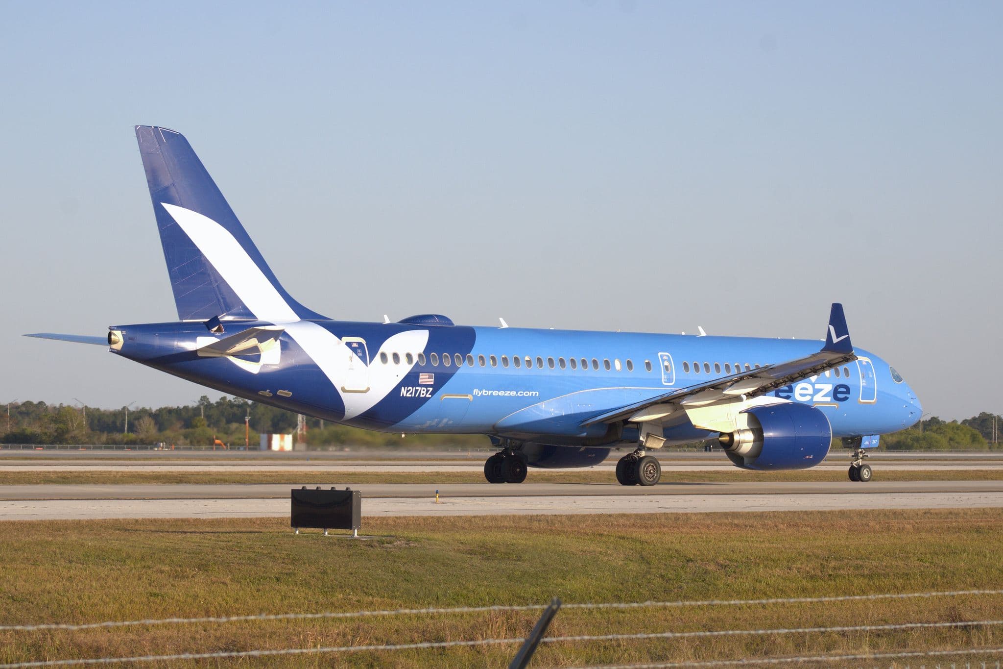 Airbus A220-300 da Breeze Airways na pista