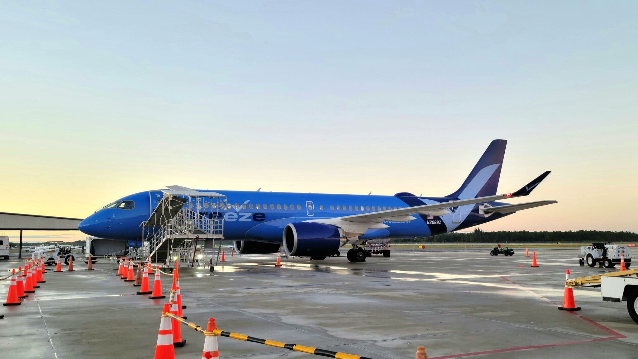 Airbus A220 da Breeze Airways a embarcar no Aeroporto Regional de Vero Beach