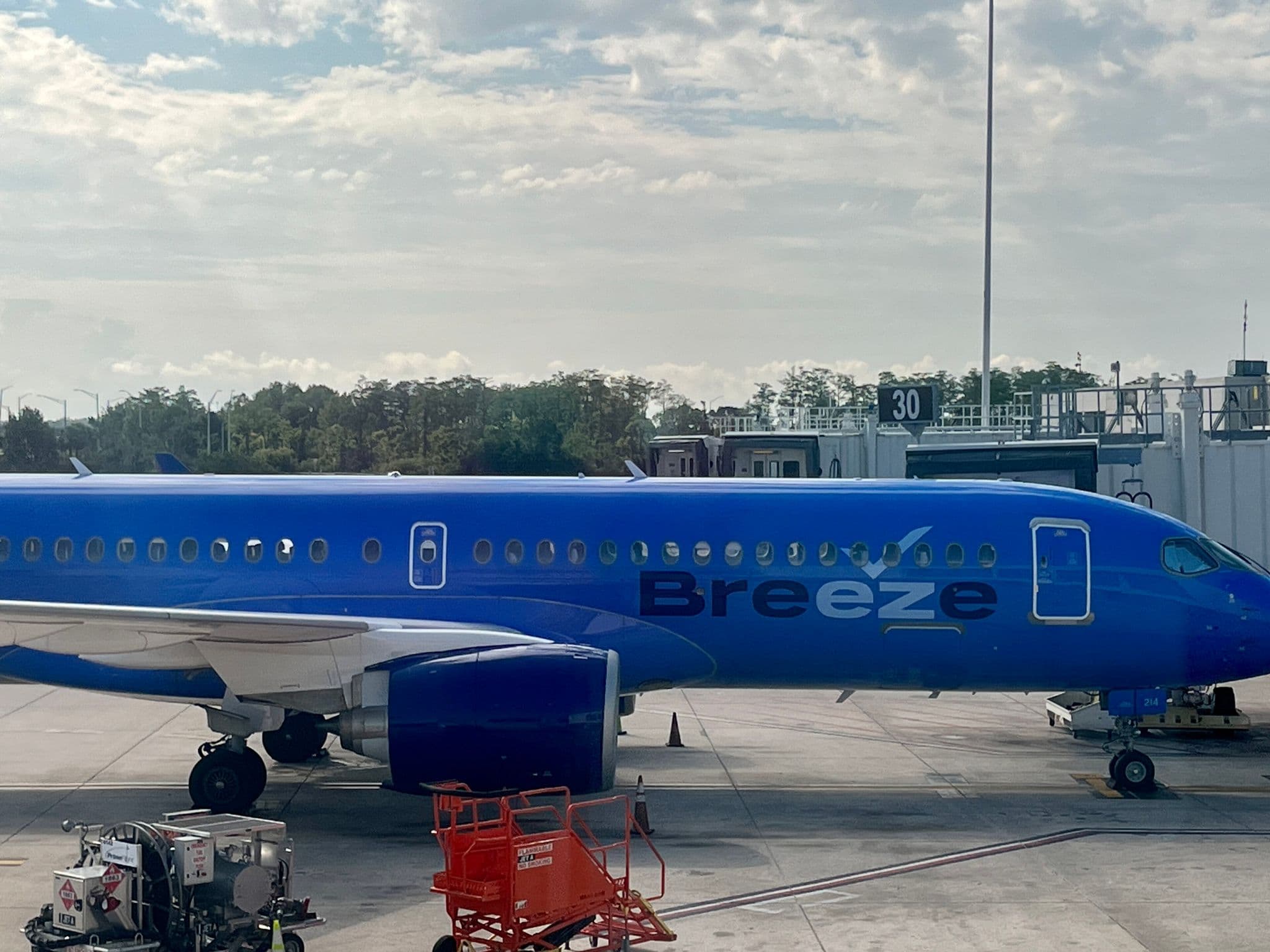 Aeronave da Breeze Airways estacionada no portão do Aeroporto Internacional de Orlando