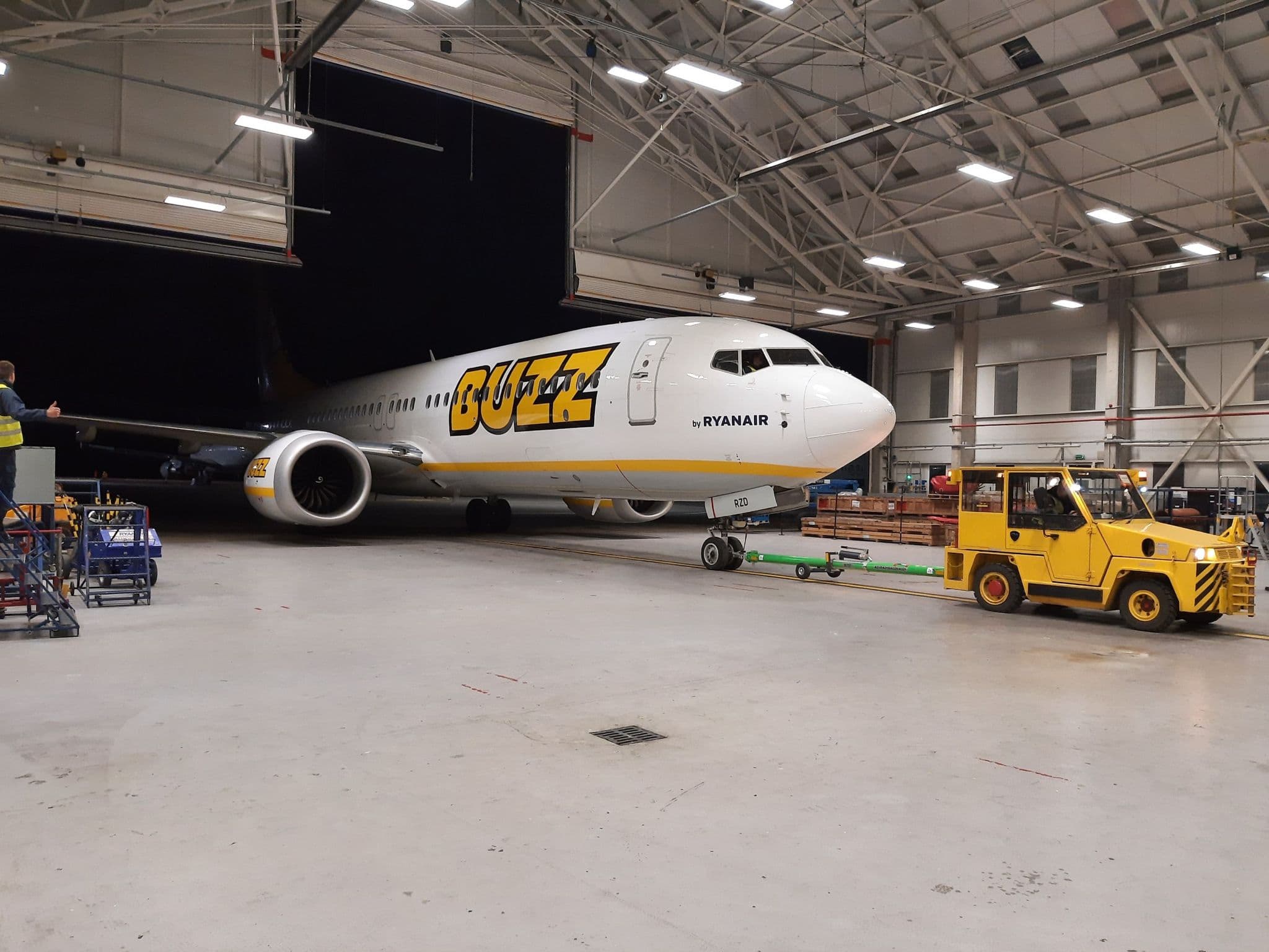 停放在維修機庫中的 Buzz 波音 737