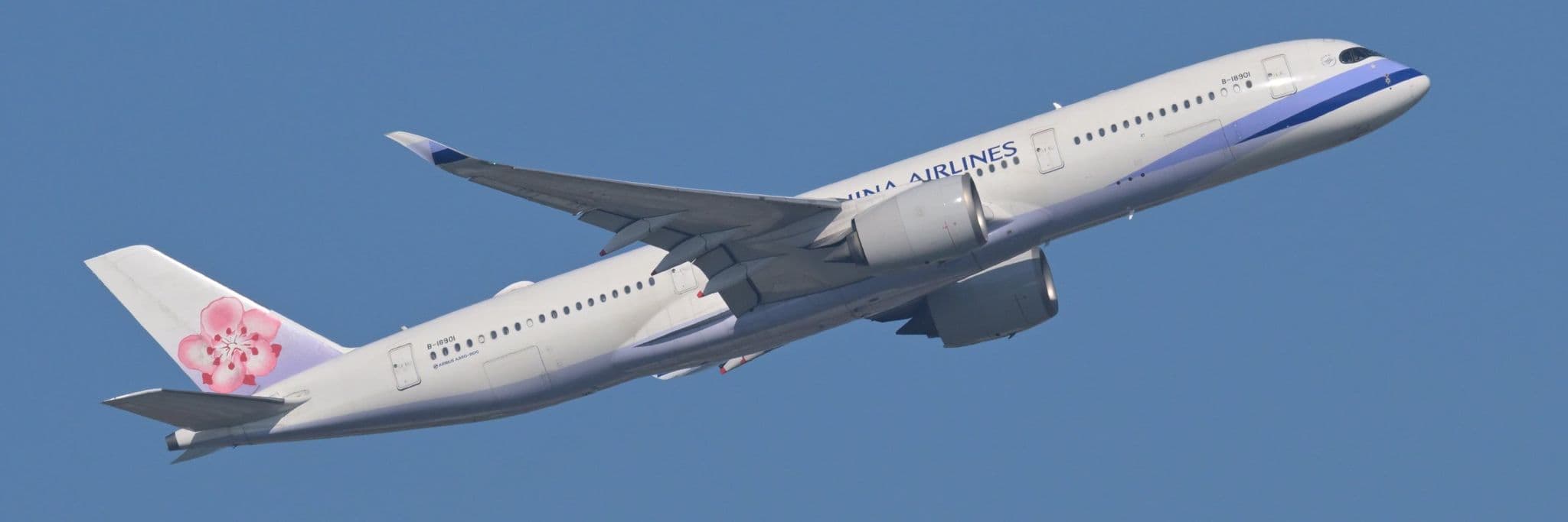 China Airlines Airbus A350-900 B-18901 於台灣桃園國際機場起飛後爬升