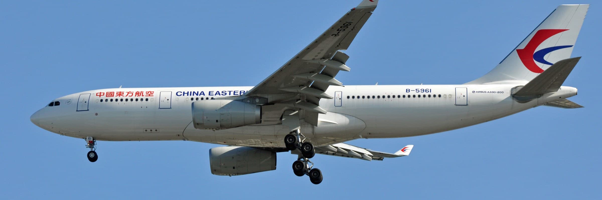 バンクーバー国際空港に着陸するChina Eastern Airlinesのエアバス A330-200