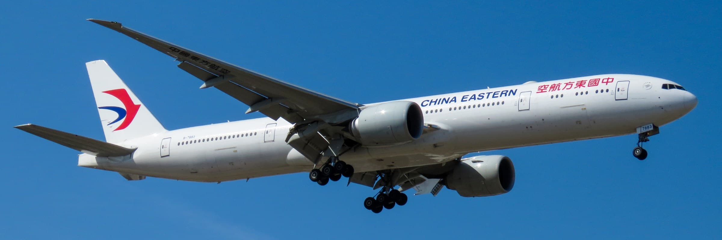 北京首都国際空港に進入中のChina Eastern Airlines ボーイング777-300ER