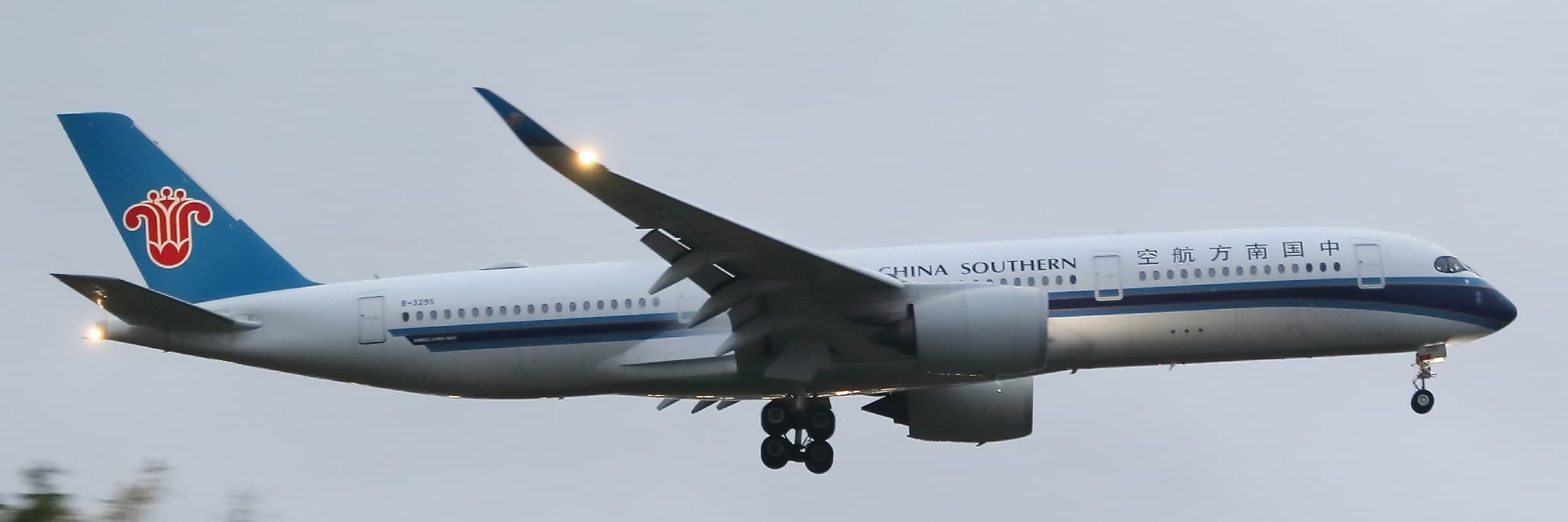 正在進近降落的 China Southern Airlines Airbus A350-900