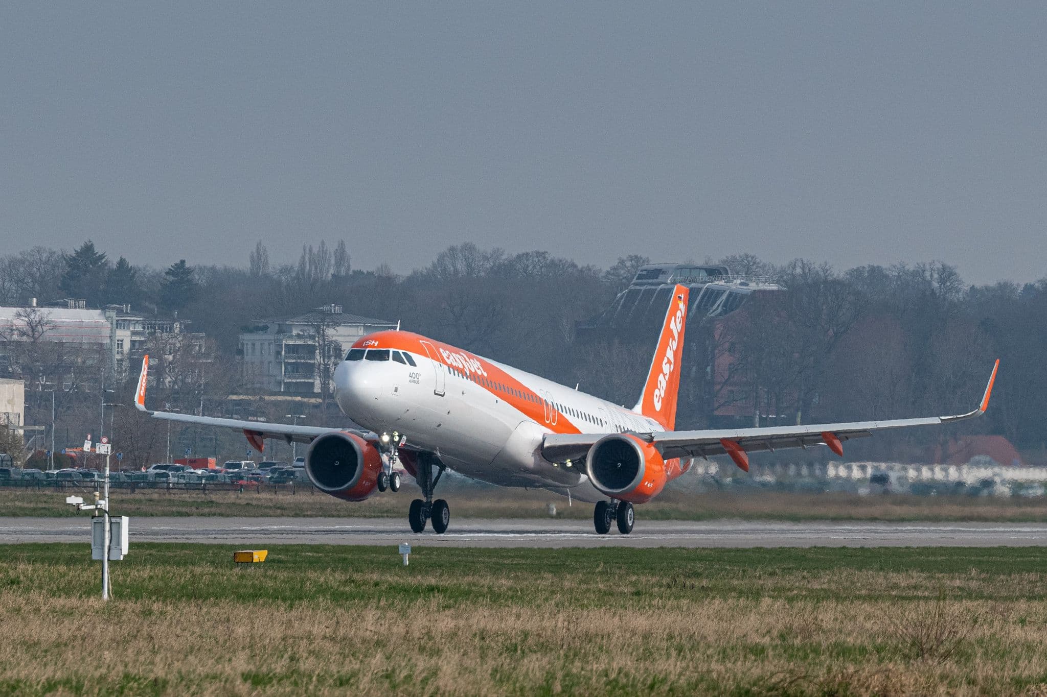 활주로에서 이륙하는 easyJet Airbus A321neo