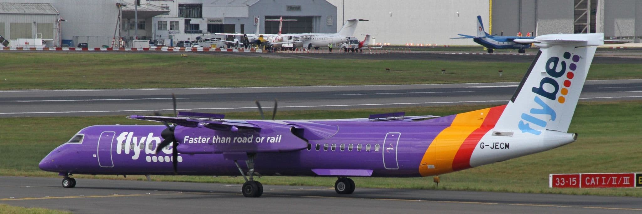 滑行中的 Flybe Dash 8 Q400,機身為紫色塗裝