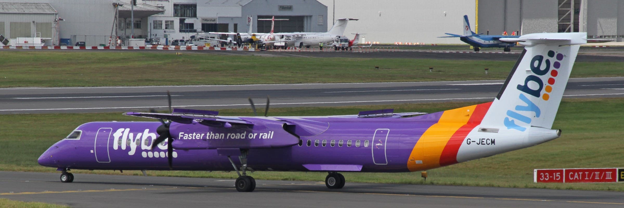 Flybe Dash 8 Q400 com pintura roxa taxiando