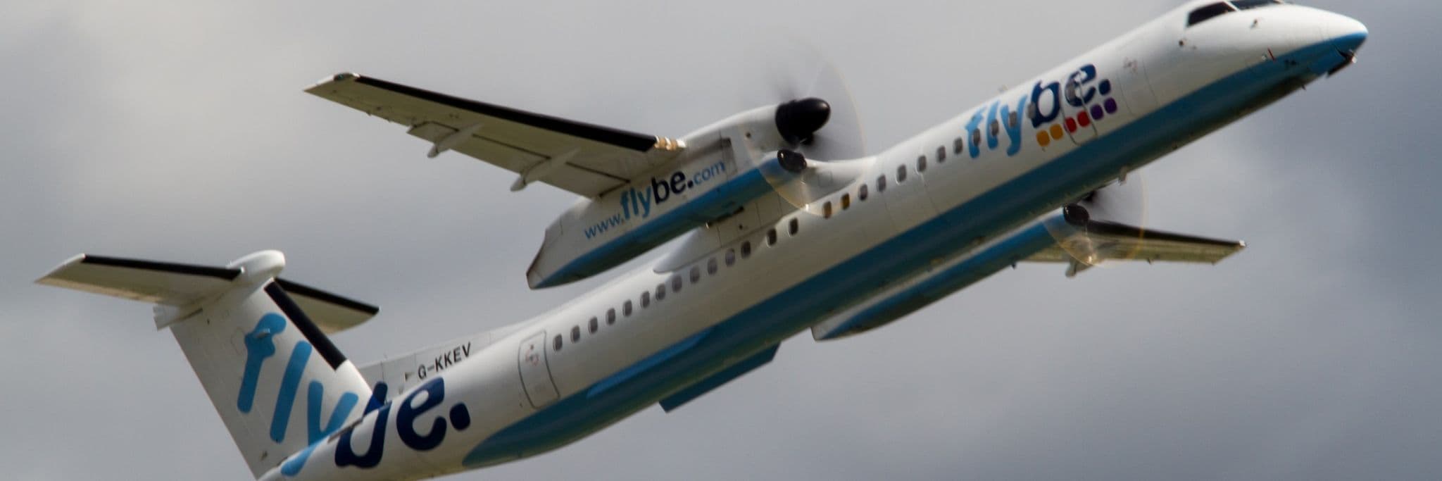 起飛後爬升中的 Flybe Dash 8
