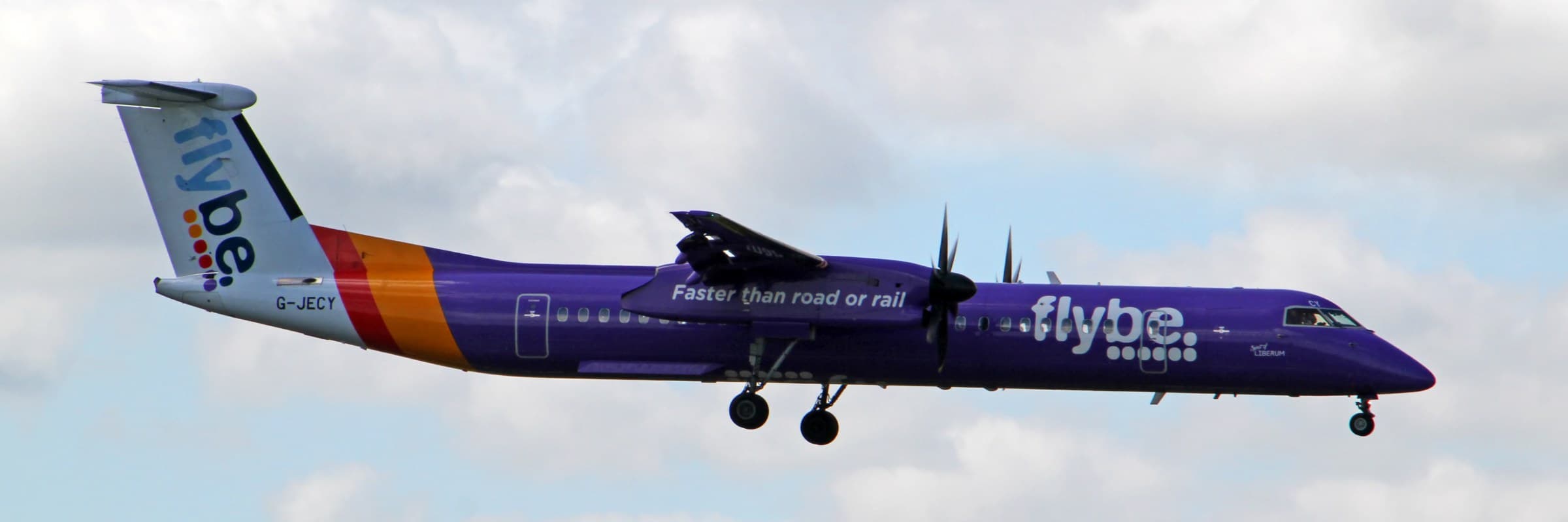 Flybe Dash 8 Q400 com pintura roxa na aproximação para pouso