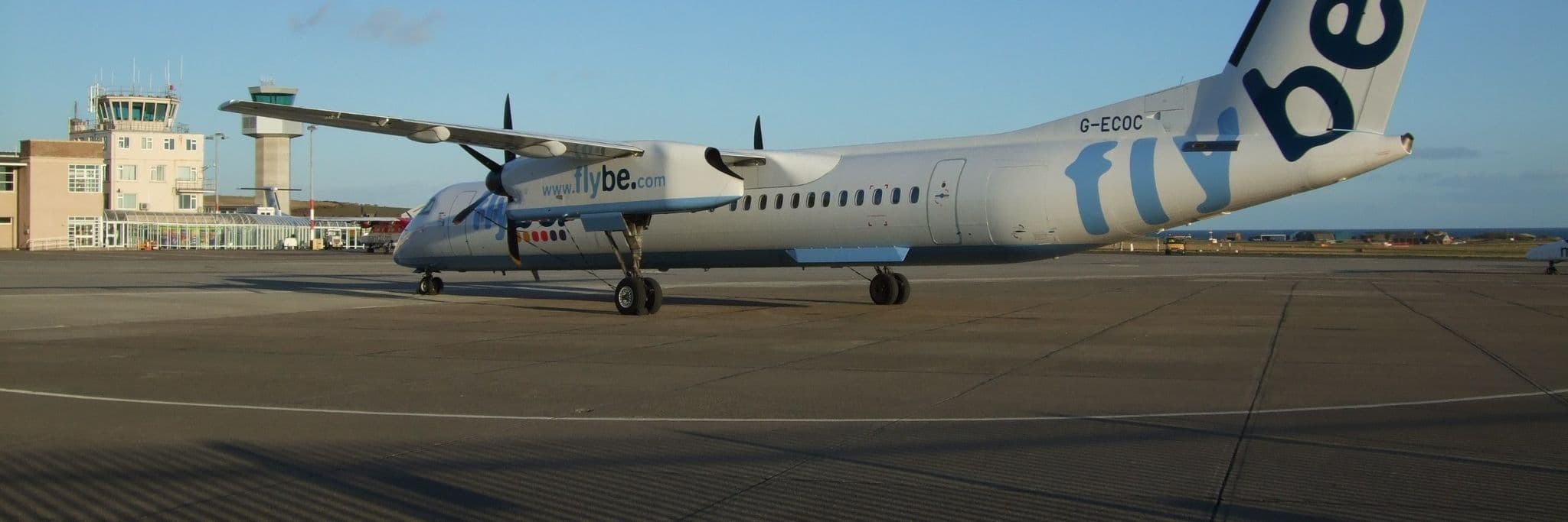 停放在朗納茲威機場航廈前的 Flybe Dash 8