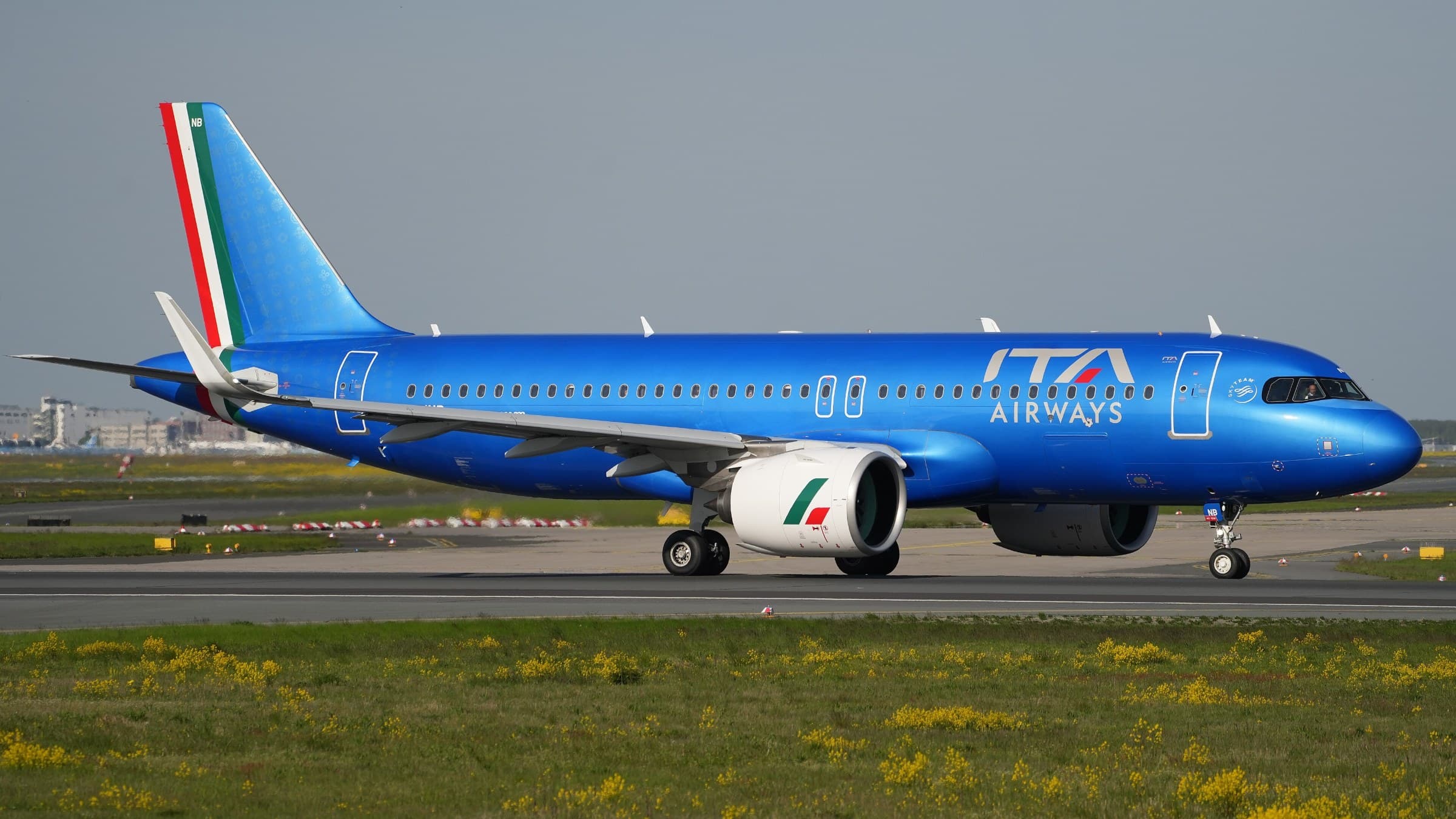 Airbus A320neo da ITA Airways (EI-INB), com libré azul, a descolar do Aeroporto de Frankfurt