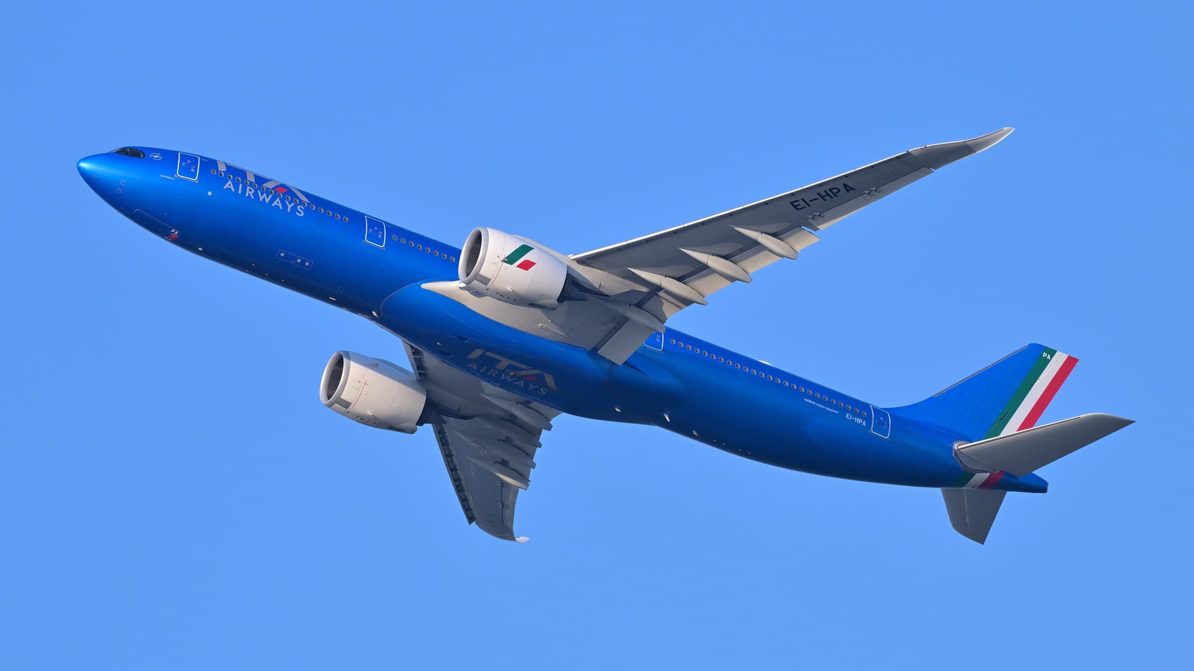 Airbus A330-900 da ITA Airways (EI-HPA) a subir depois de descolar do Aeroporto Internacional Logan de Boston, contra um céu azul