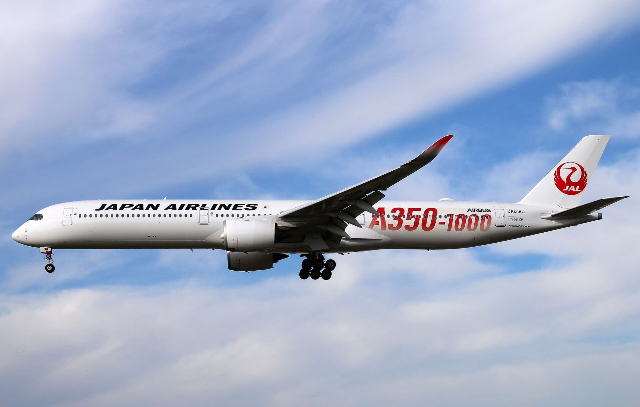 ロンドン・ヒースロー空港へ進入中の日本航空のエアバスA350-1000