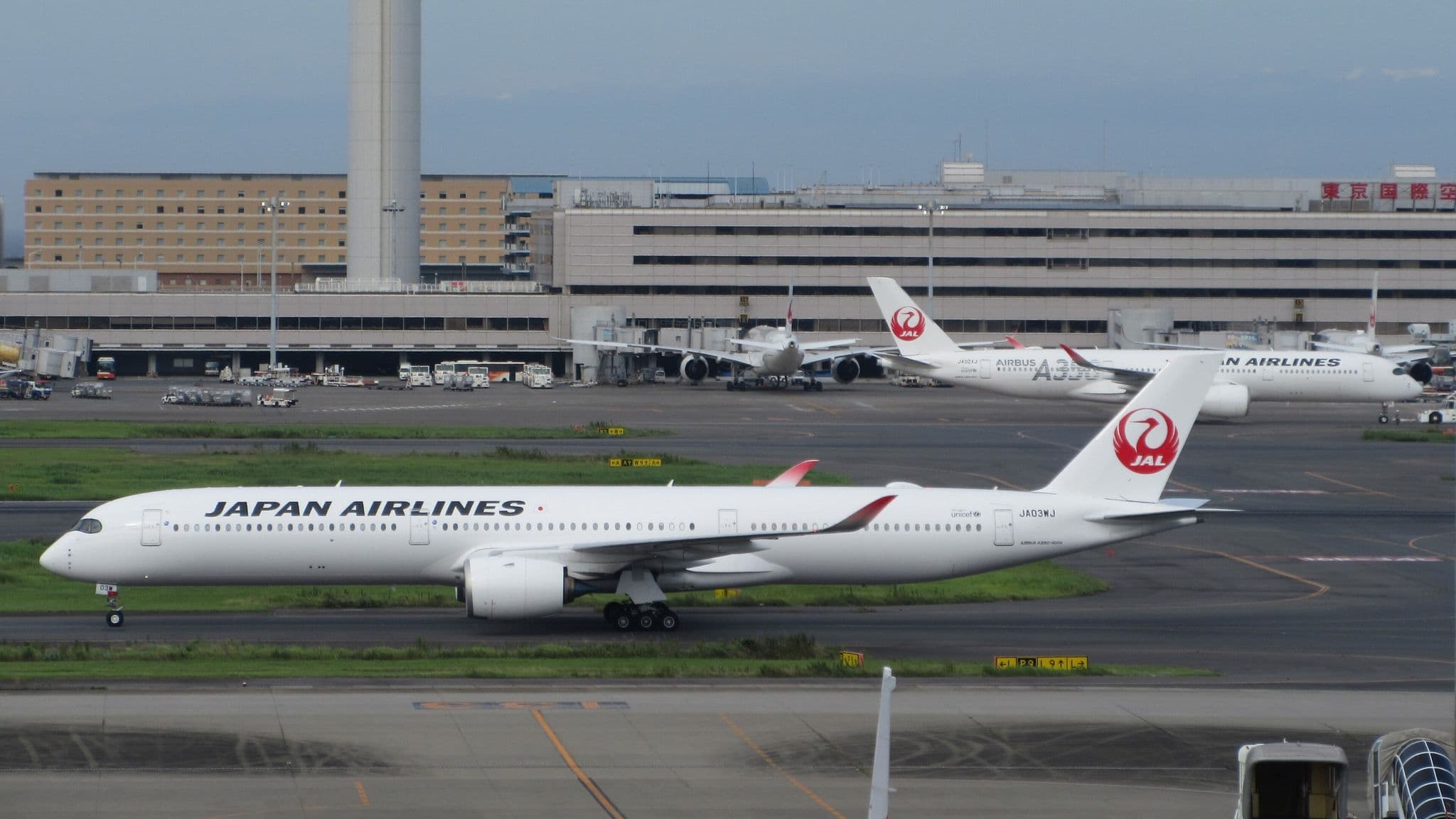 東京羽田空港で地上走行中の日本航空のエアバスA350-1000とA350-900