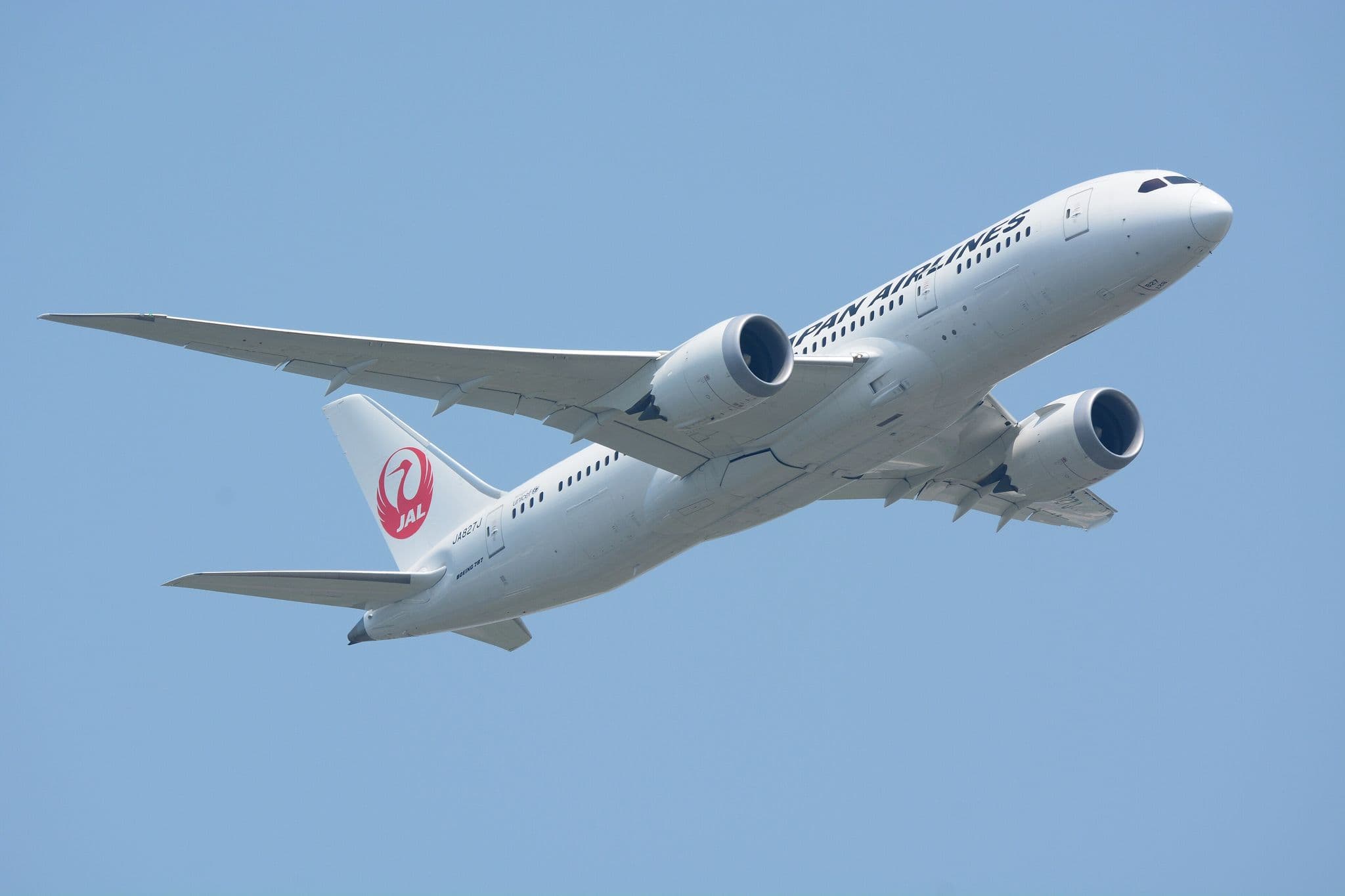 成田空港を離陸後に上昇するJapan Airlines ボーイング787-8