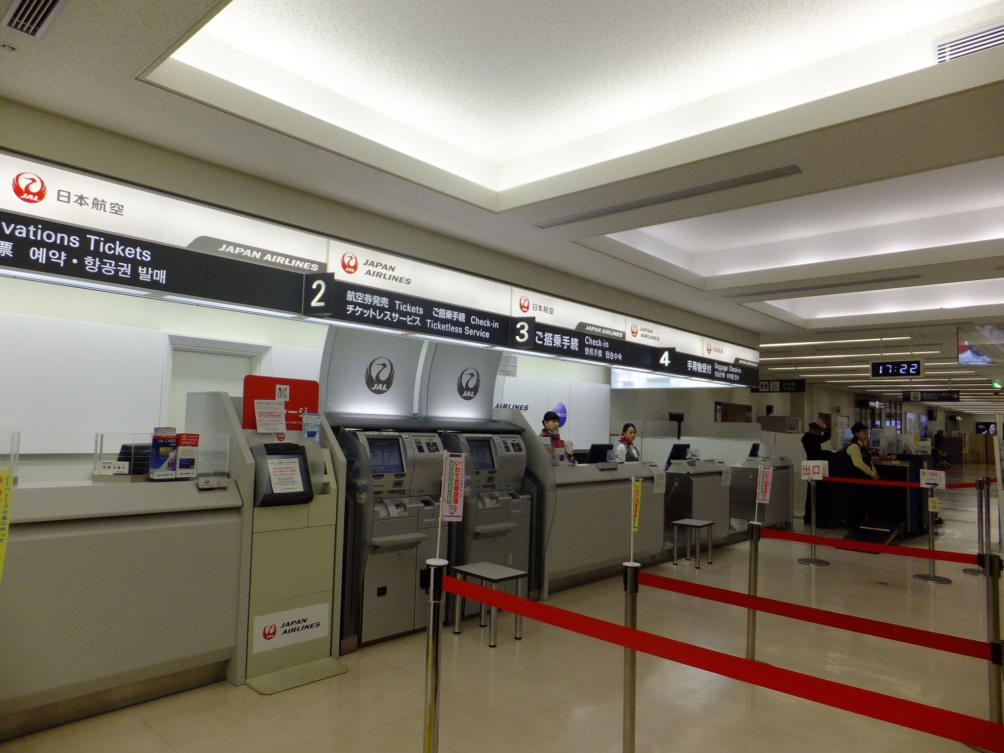 花巻空港の日本航空のチェックインカウンターと自動チェックイン機